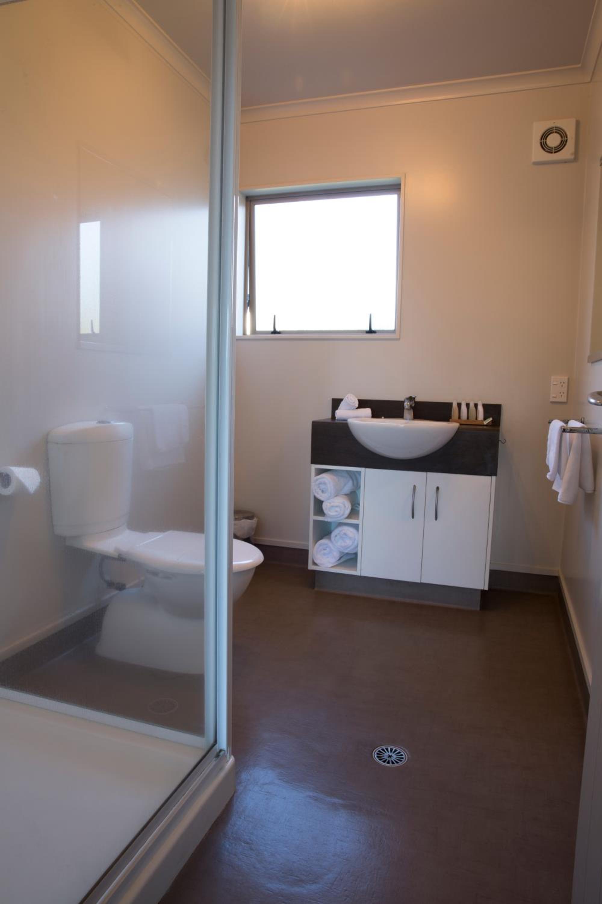Executive One-Bedroom Suite with Hot Tub - Photo 12