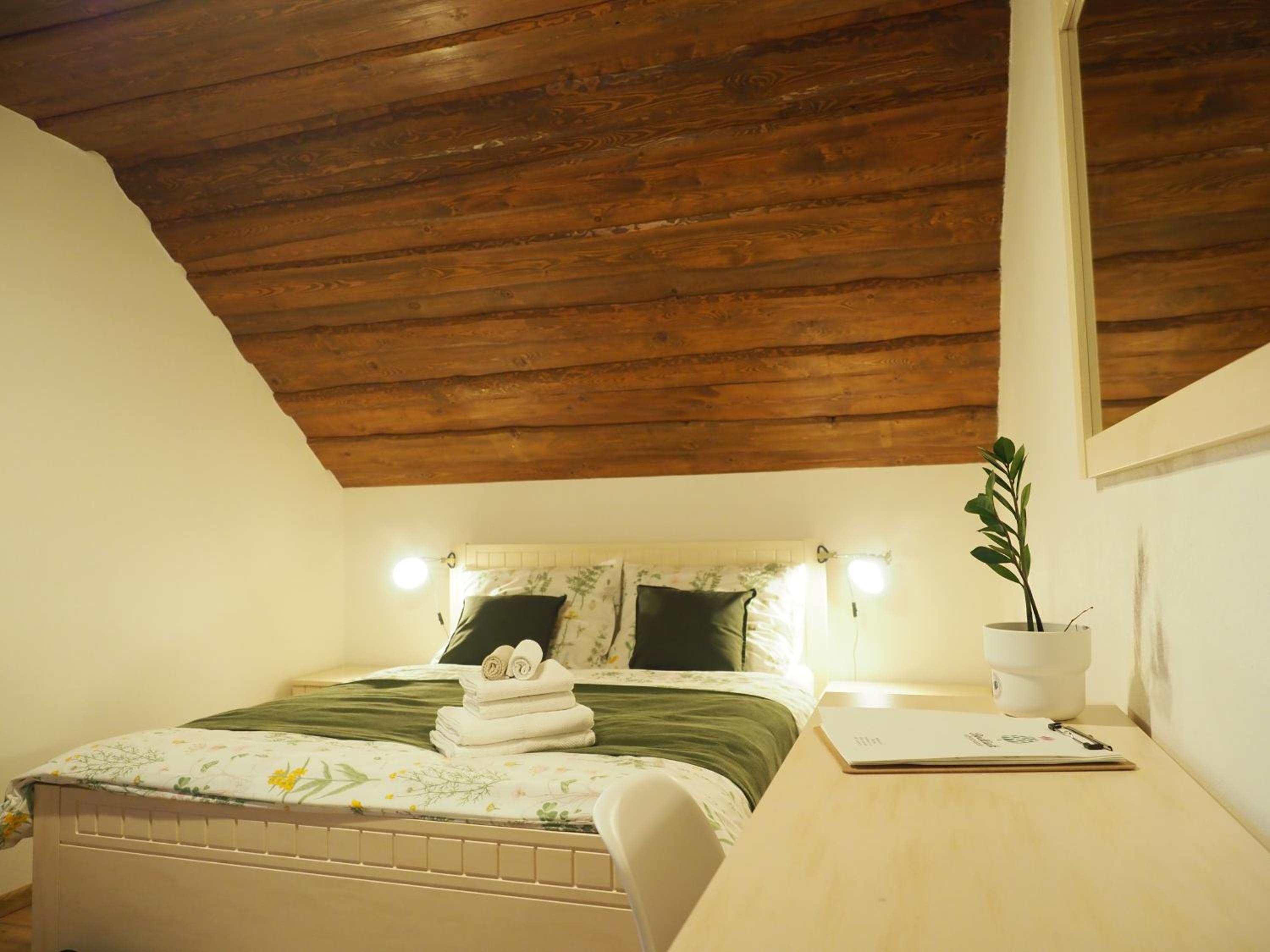 Double Room with Balcony - Photo 5