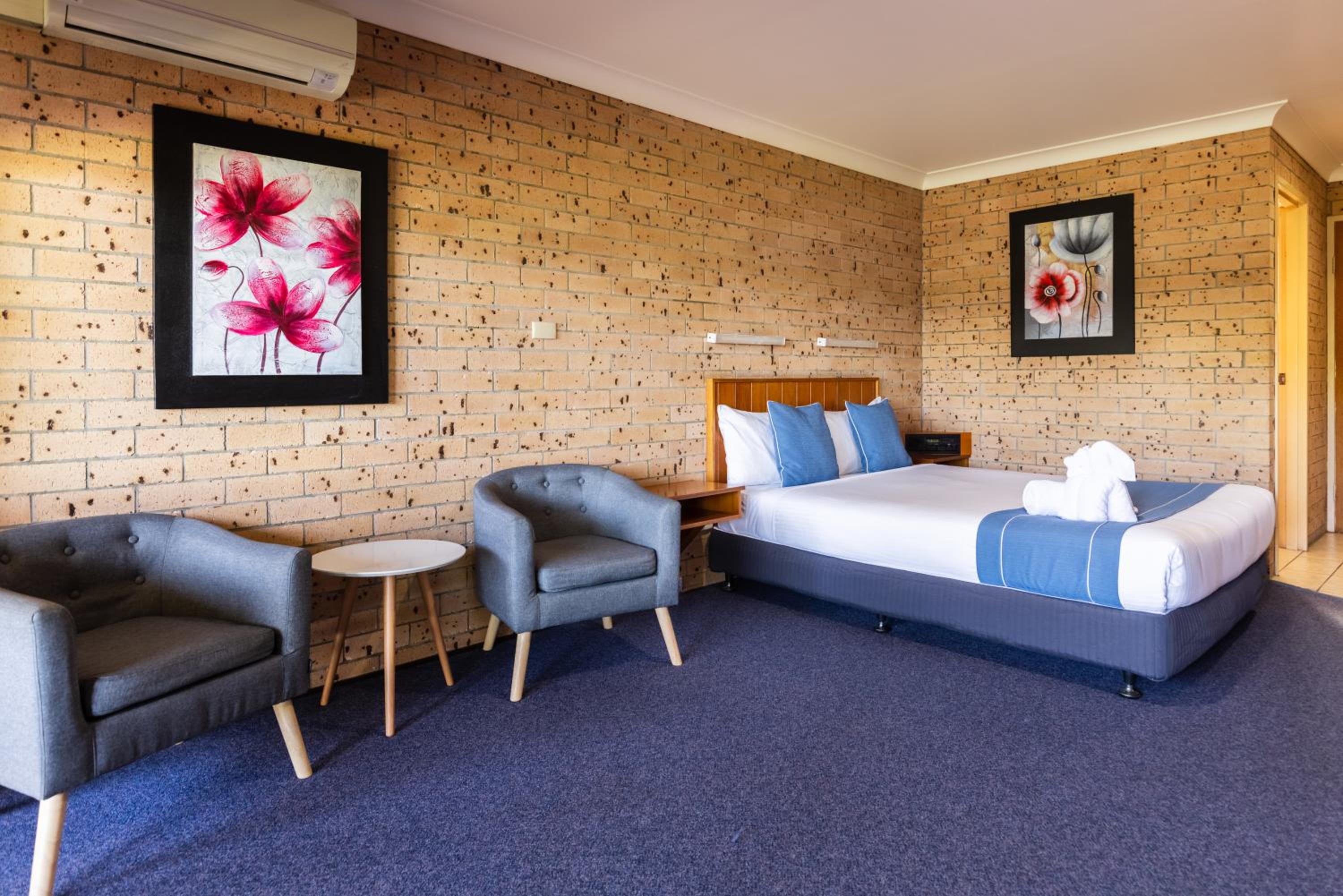 Queen Room with Balcony - Photo 1