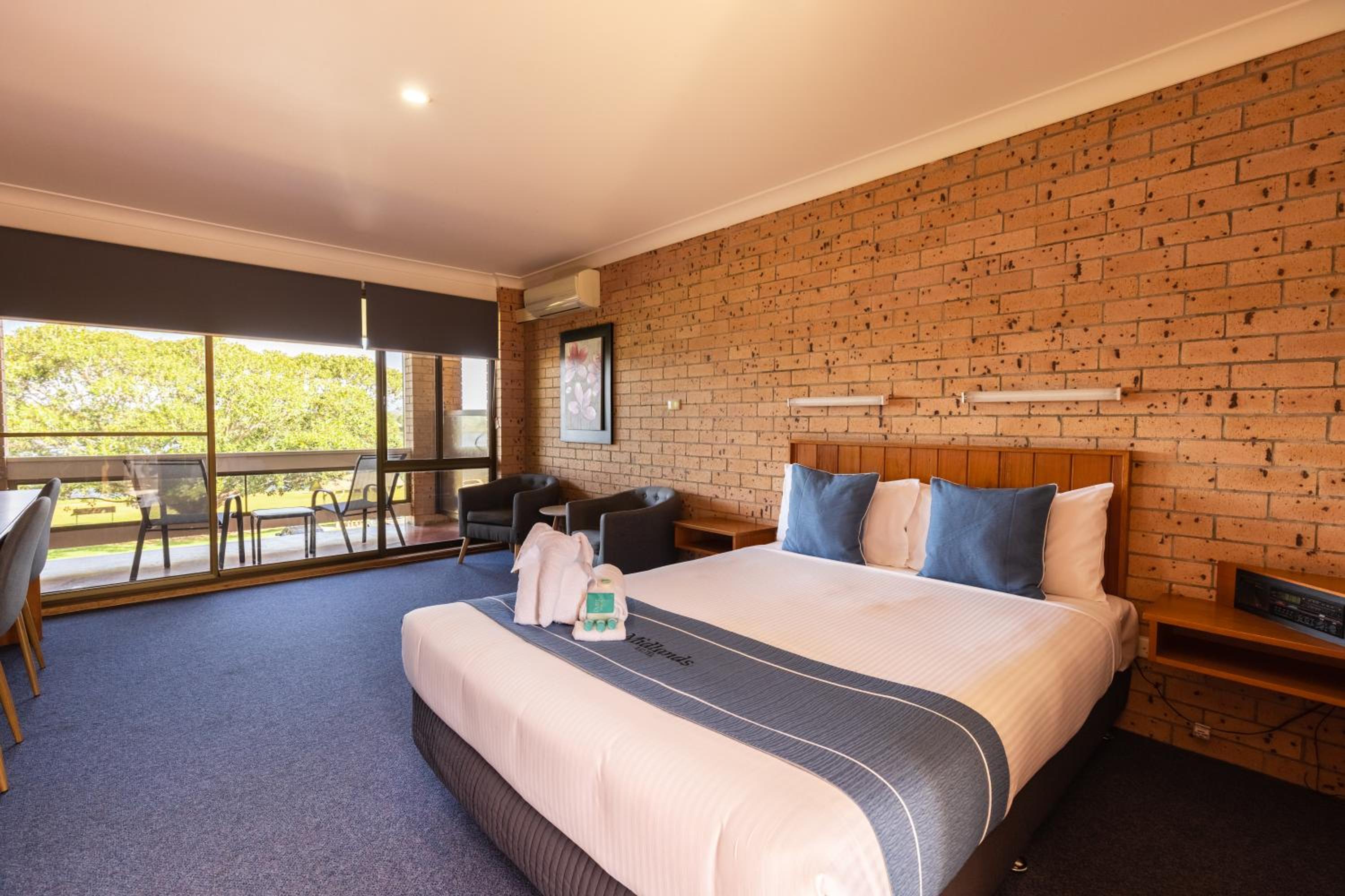 Queen Room with Balcony - Photo 4