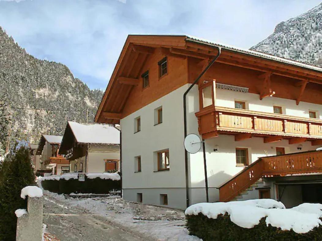 Five-Bedroom House photo 3