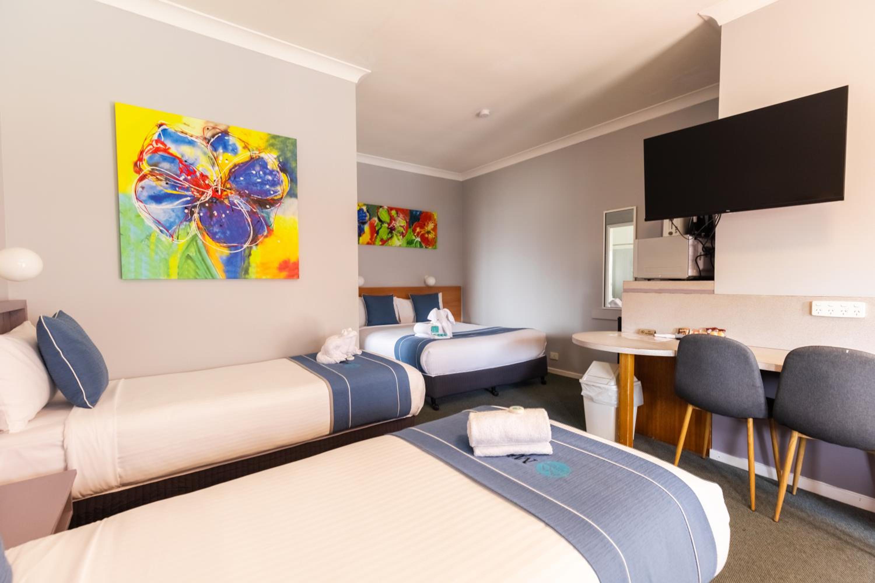 Triple Room with Pool View - Photo 1
