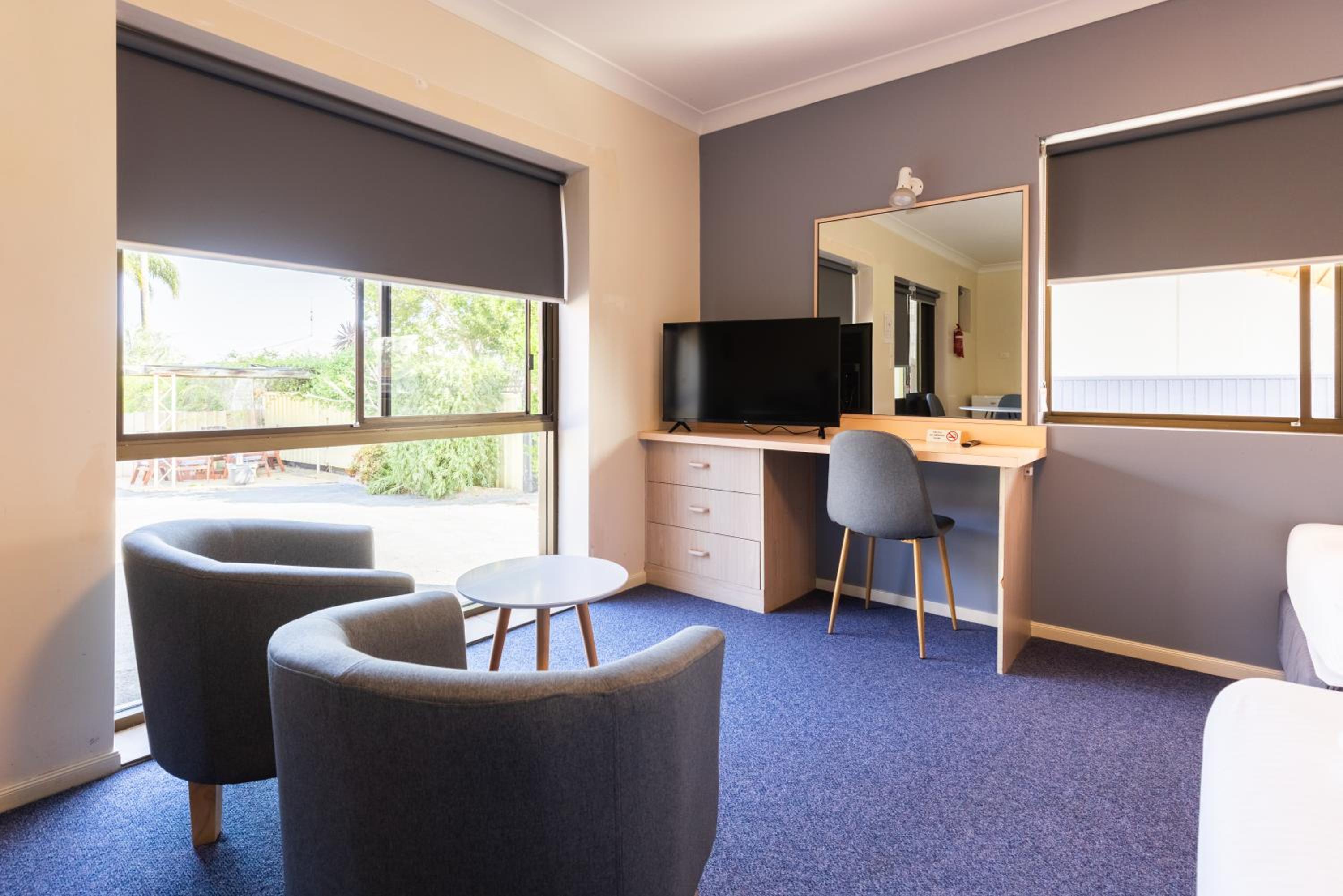 Deluxe Queen Room with a Queen Bed and a Single Bed with River View photo 3