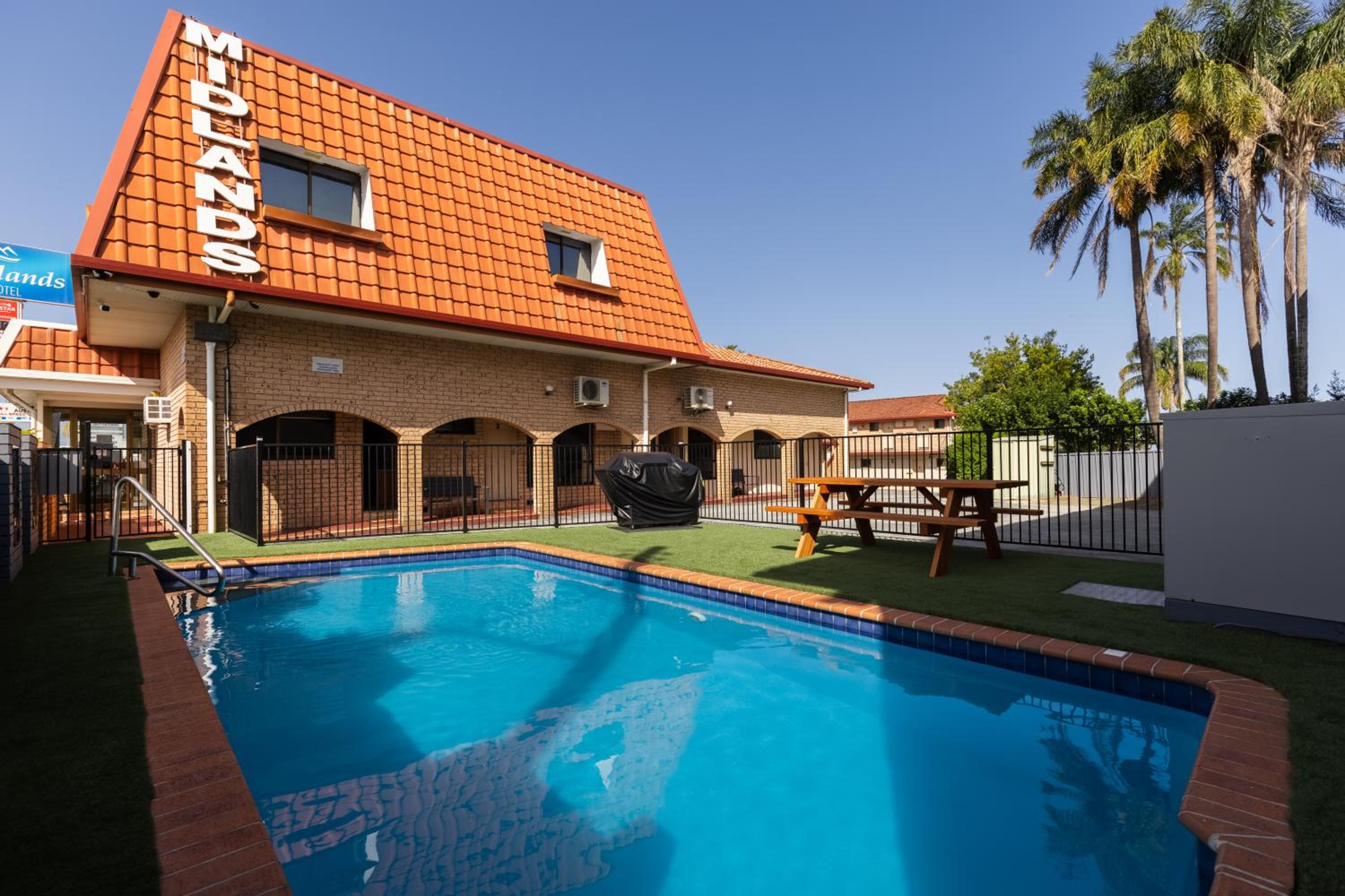 Triple Room with Pool View - Photo 2