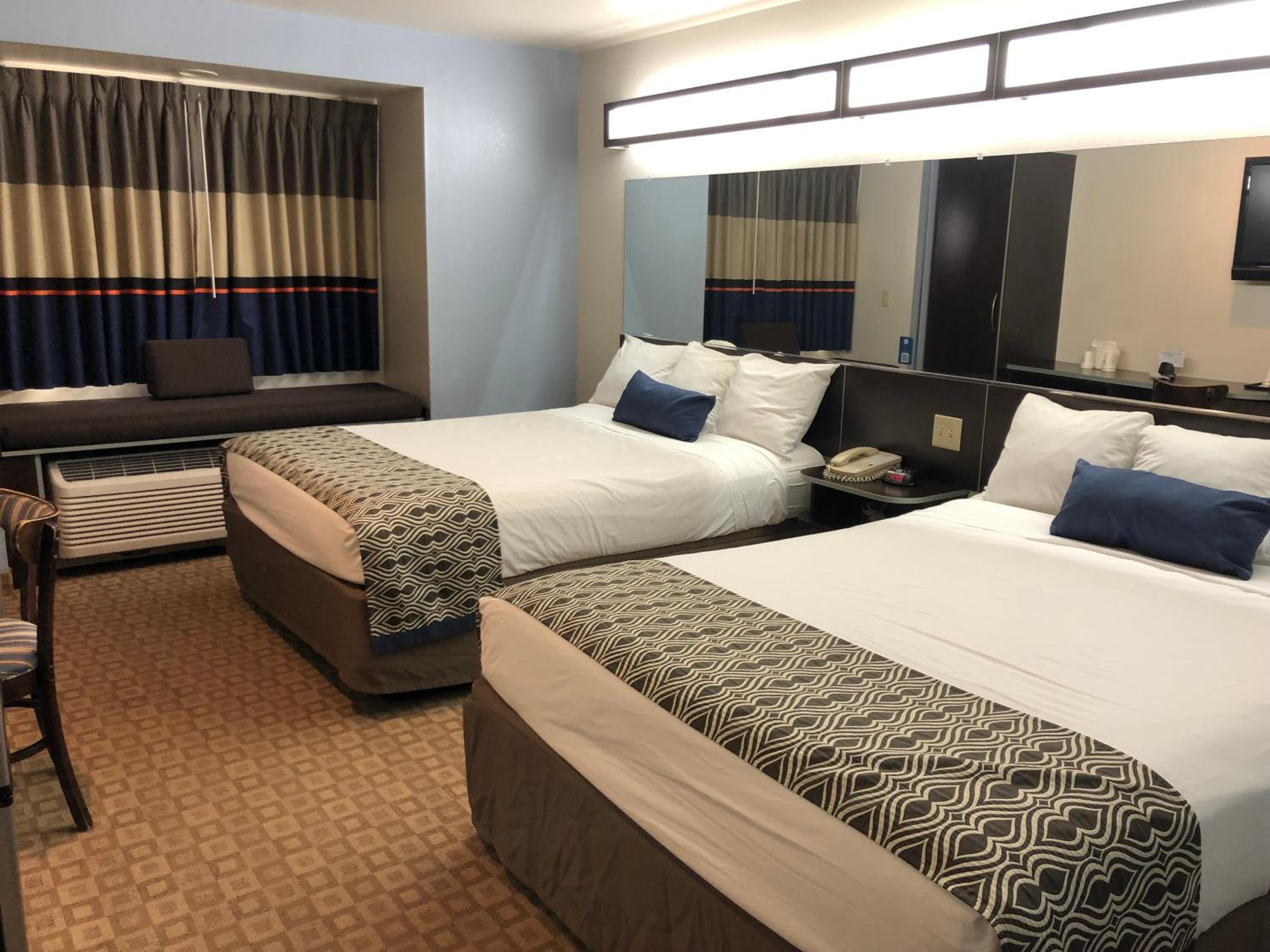 Queen Room with Two Queen Beds - Disability Access - Non-Smoking - Photo 4