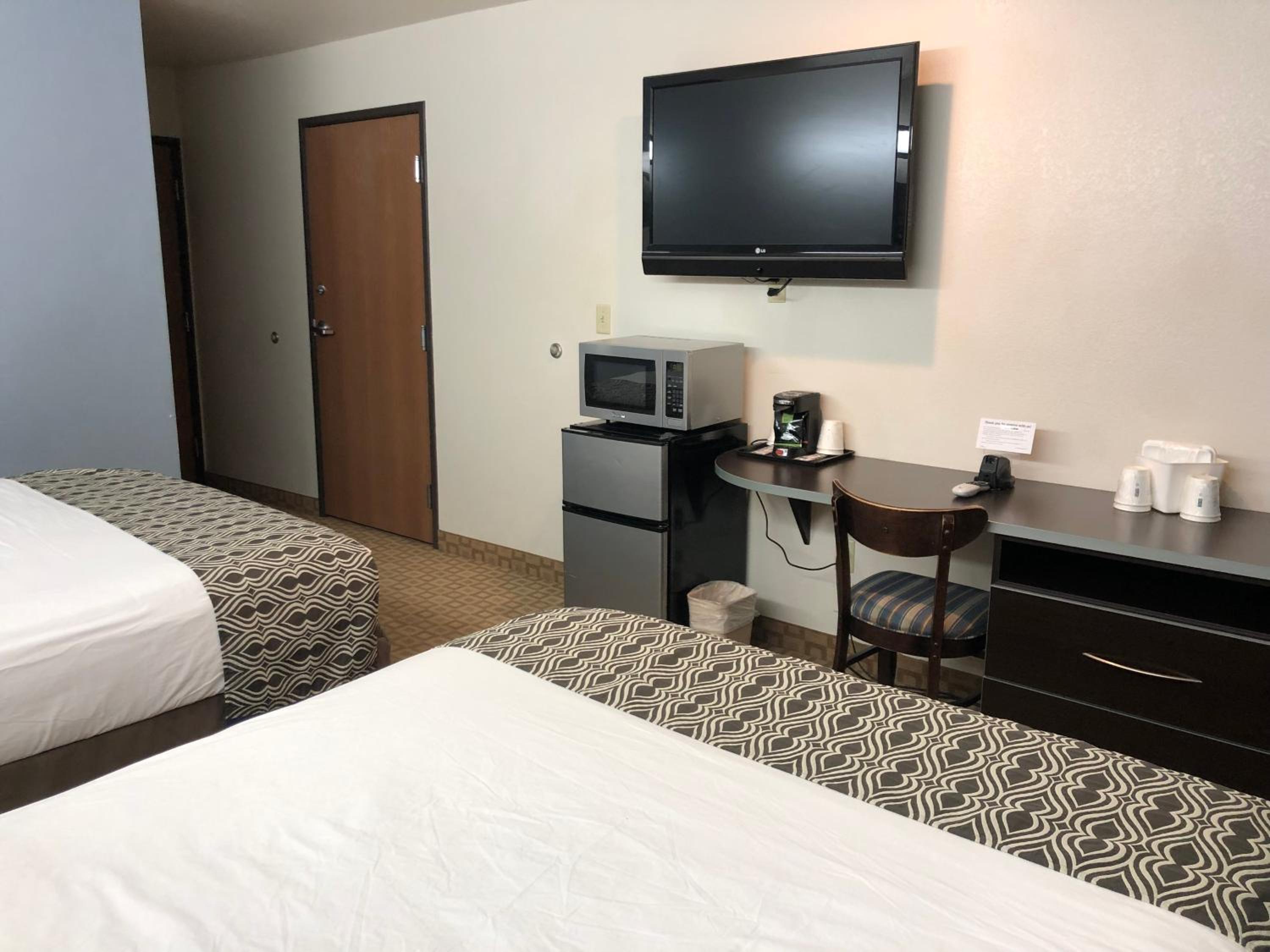 Queen Room with Two Queen Beds - Disability Access - Non-Smoking - Photo 2