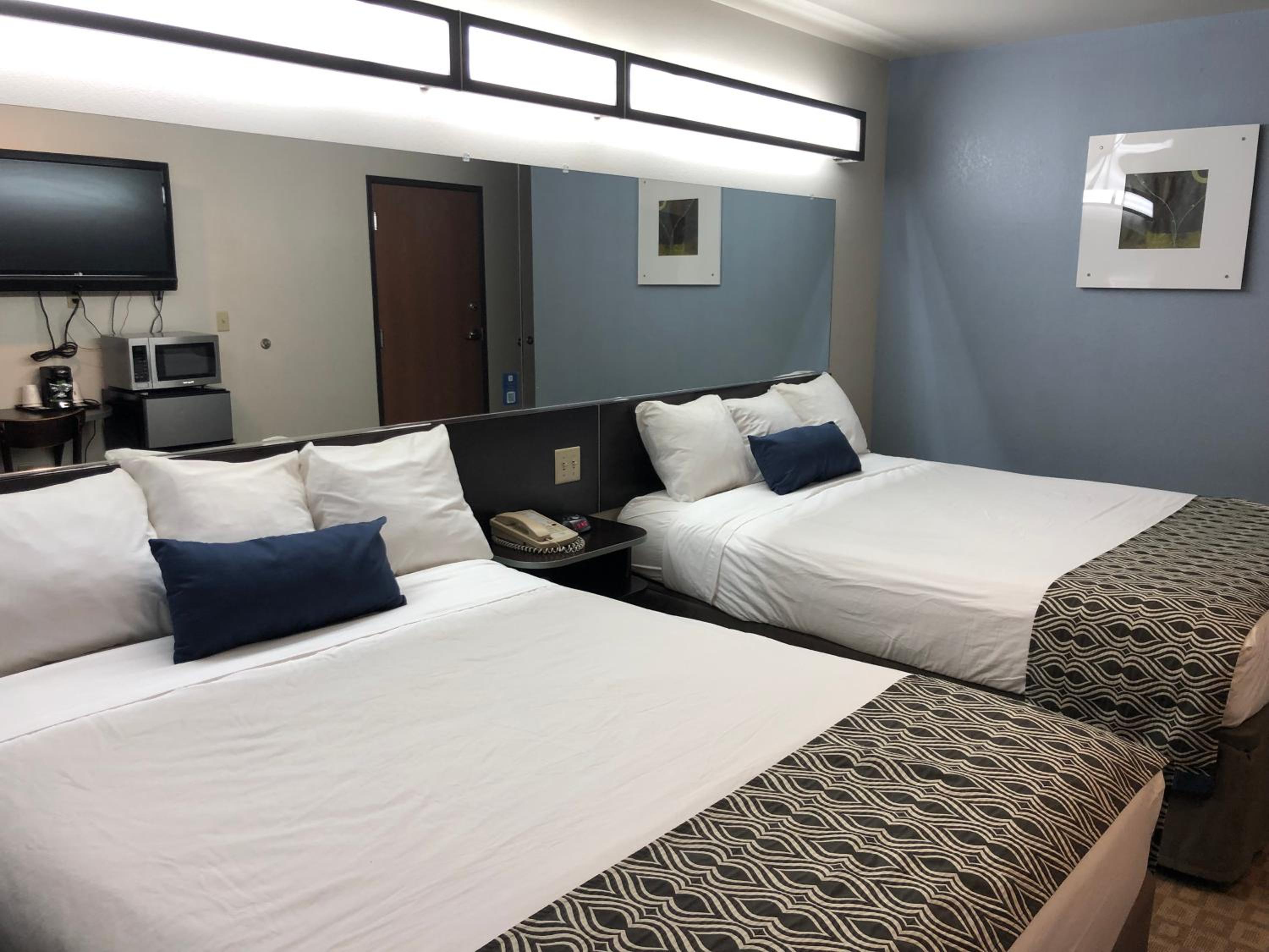 Queen Room with Two Queen Beds - Disability Access - Non-Smoking - Photo 5