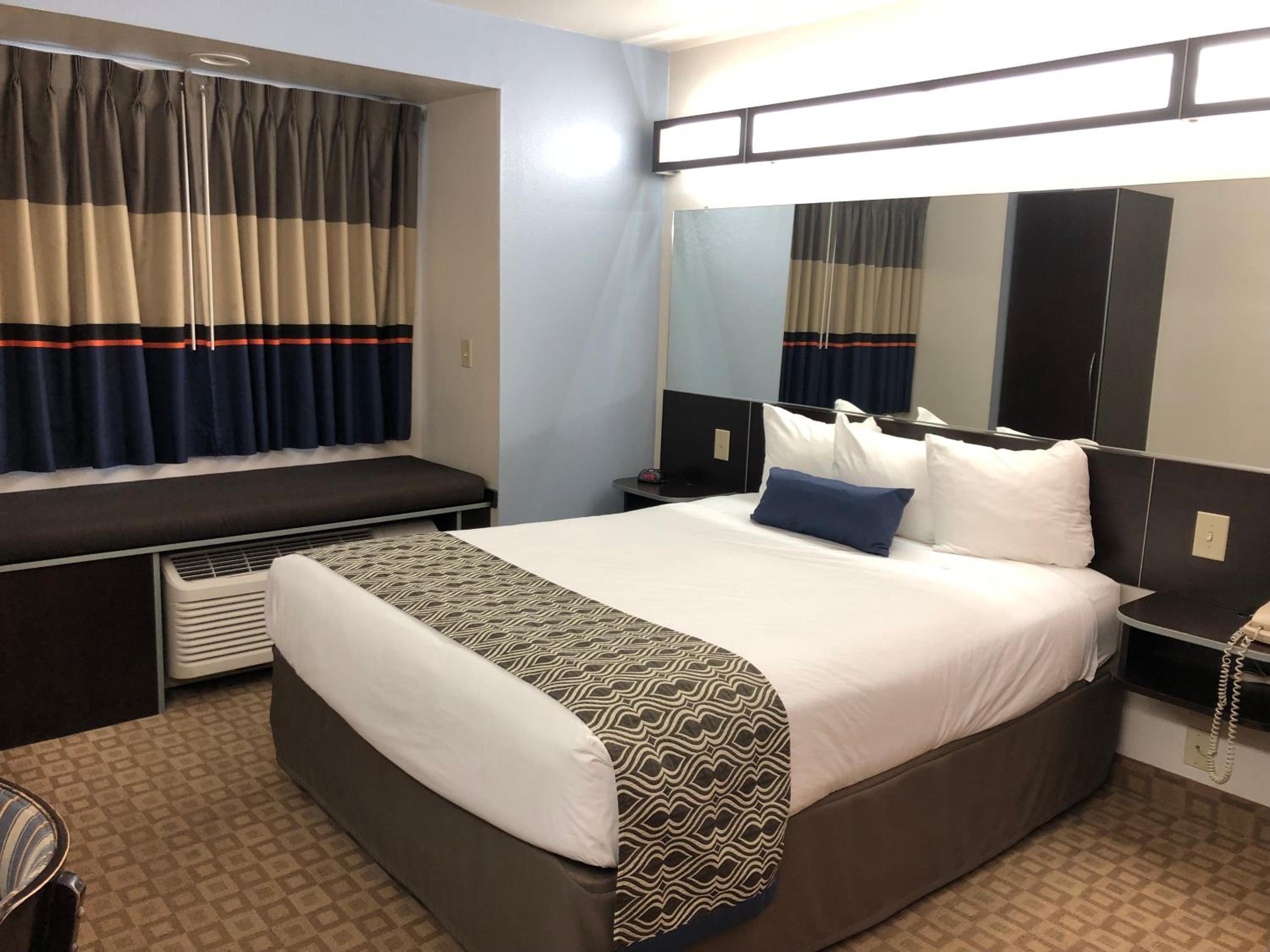 Queen Suite - Disability Access - Non-Smoking - Photo 1