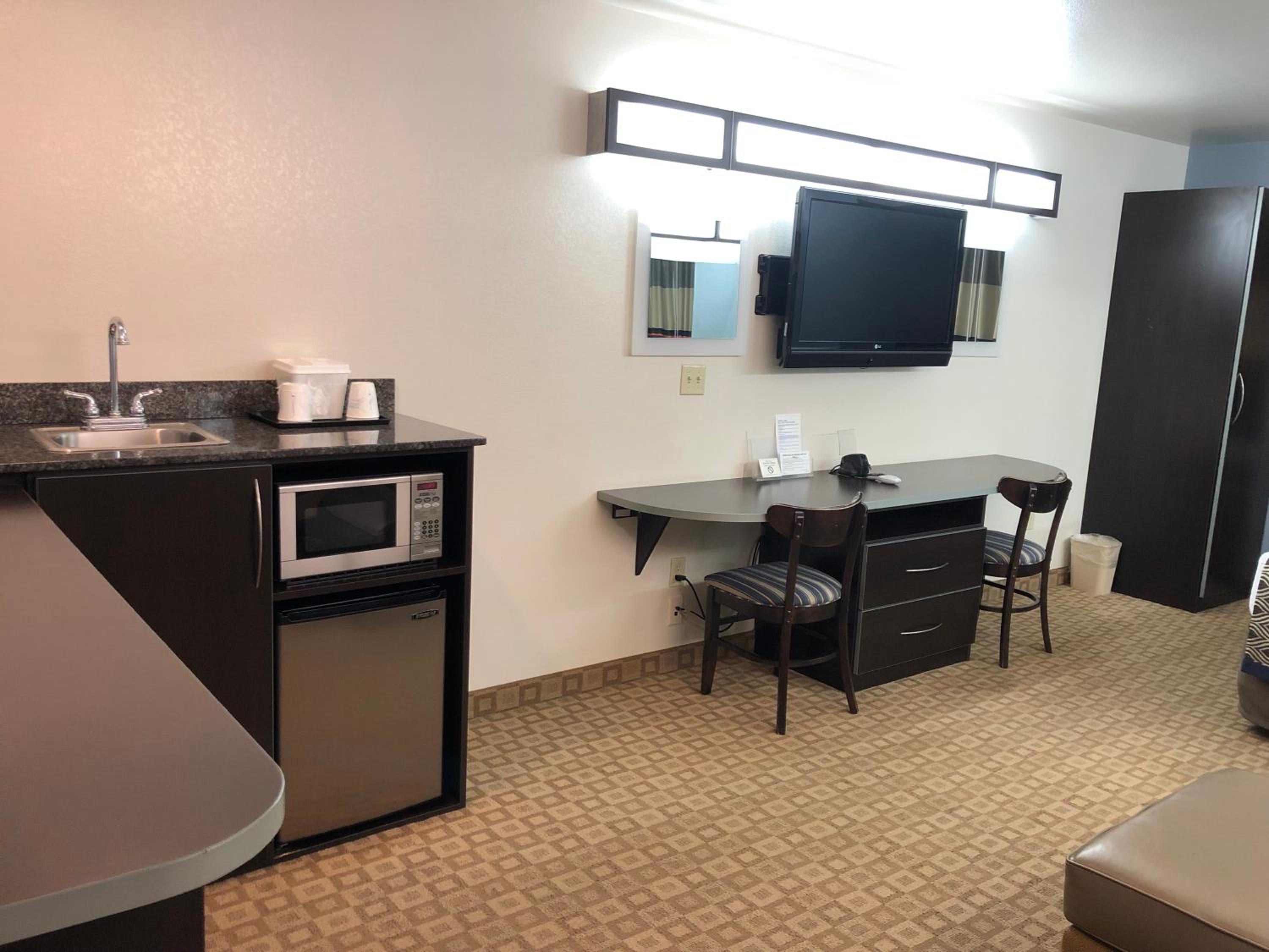 Queen Suite - Disability Access - Non-Smoking - Photo 6