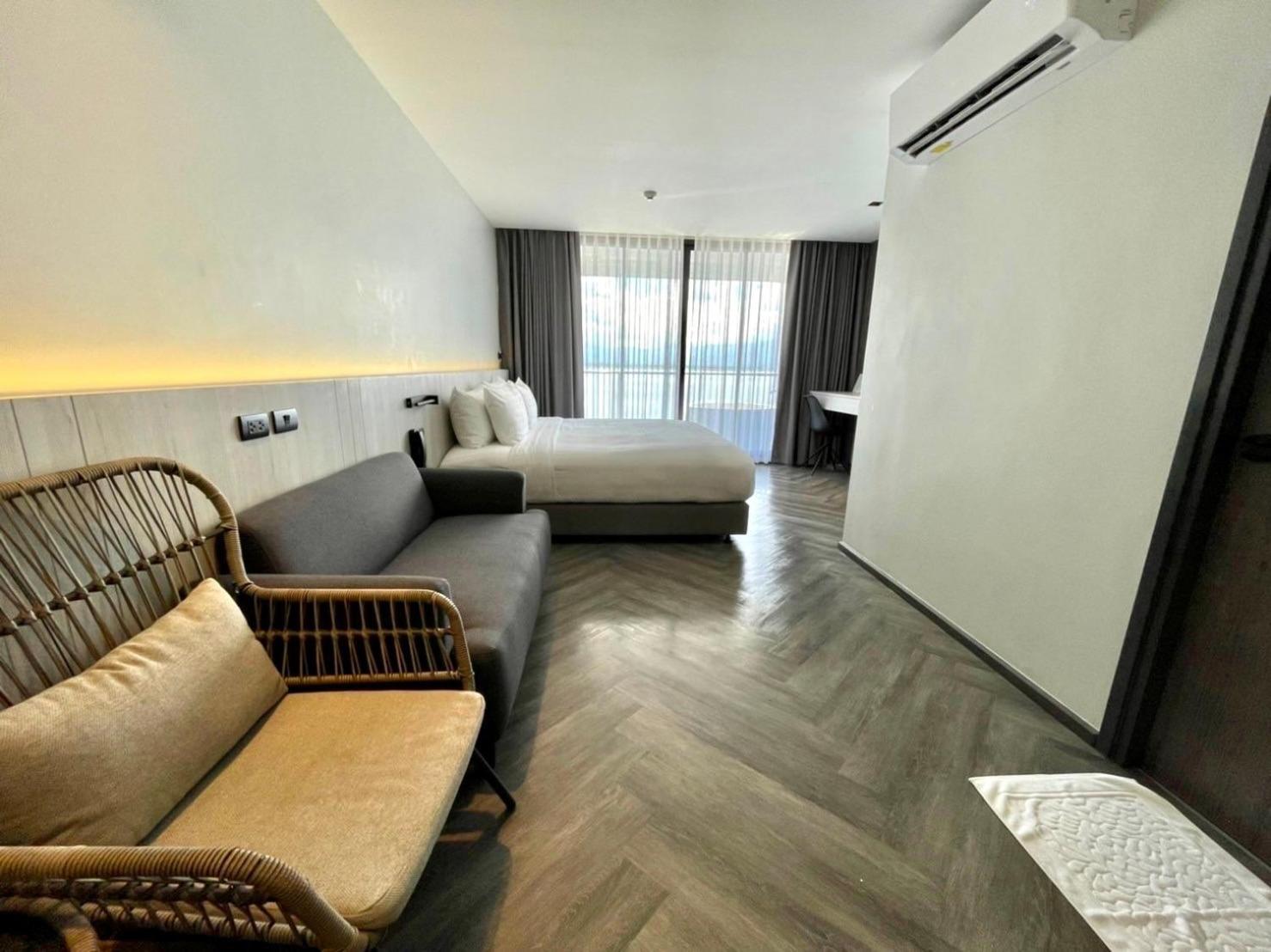 Deluxe Room - Photo 9