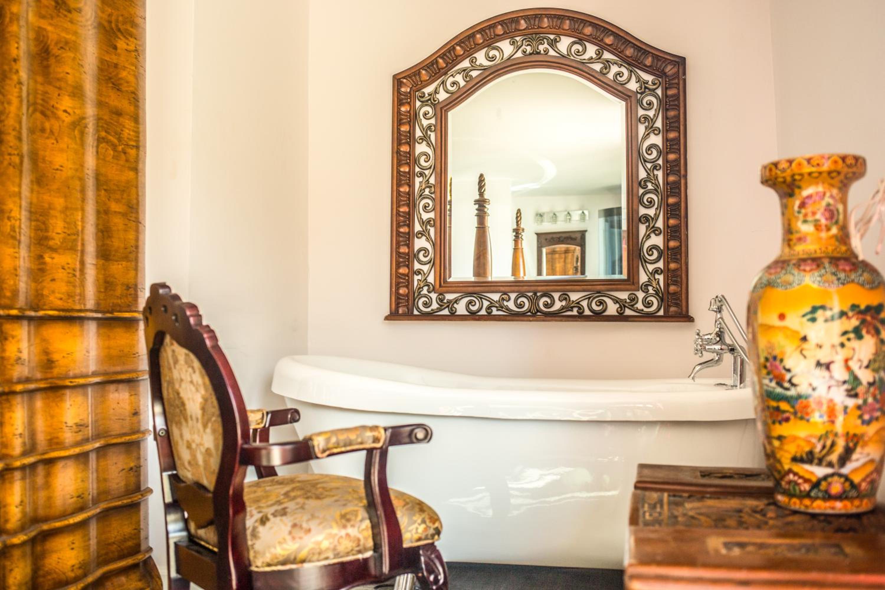 King Suite with Spa Bath - Photo 3