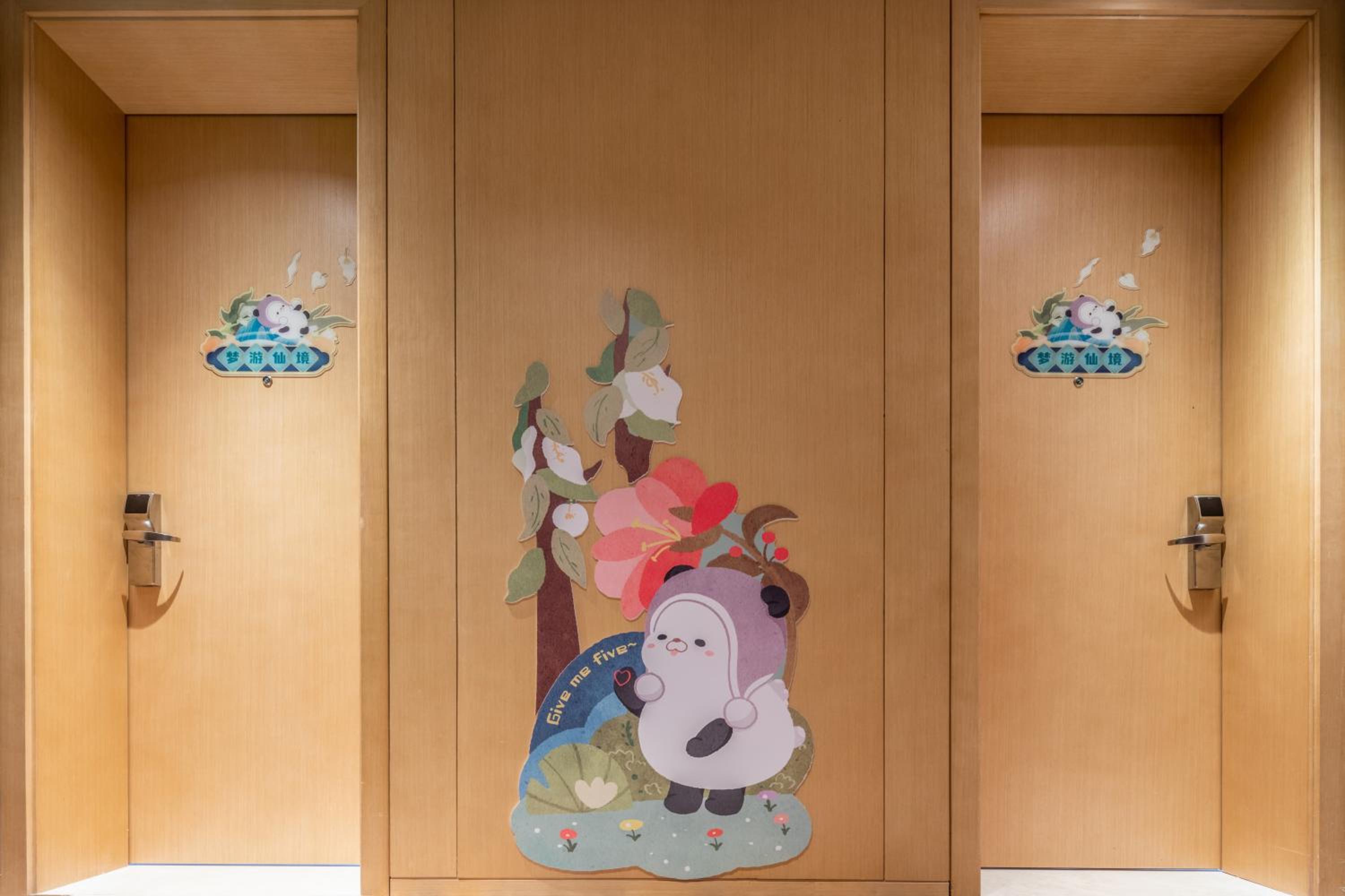 Standard King Room with Mountain View Kids Theme photo 2
