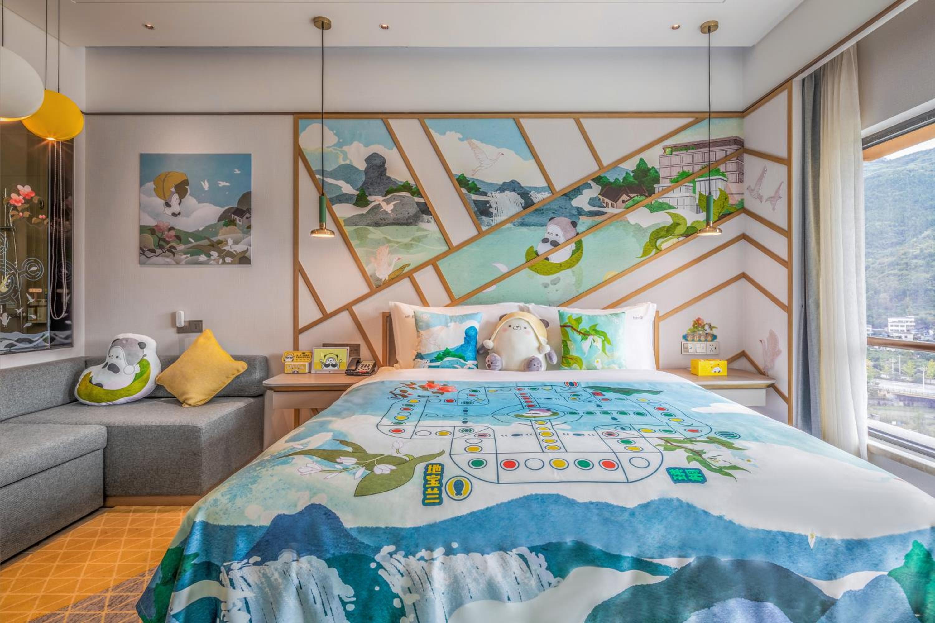 Standard King Room with Mountain View Kids Theme photo 3