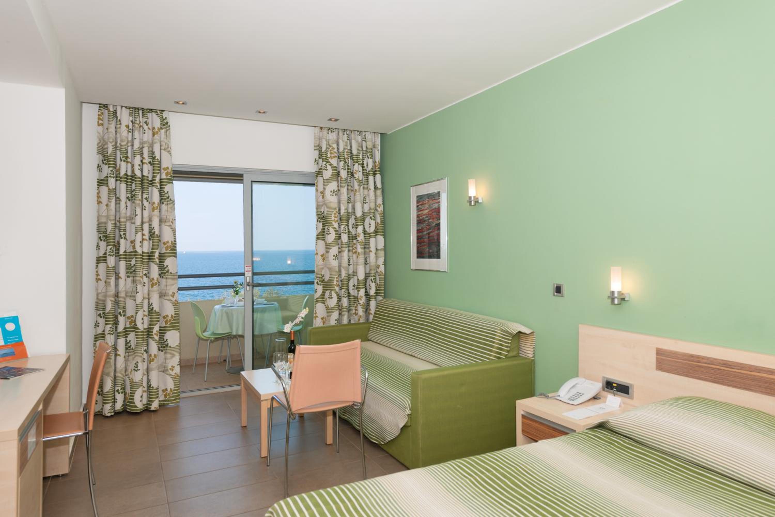 Premium Twin Room with Extra Bed photo 2