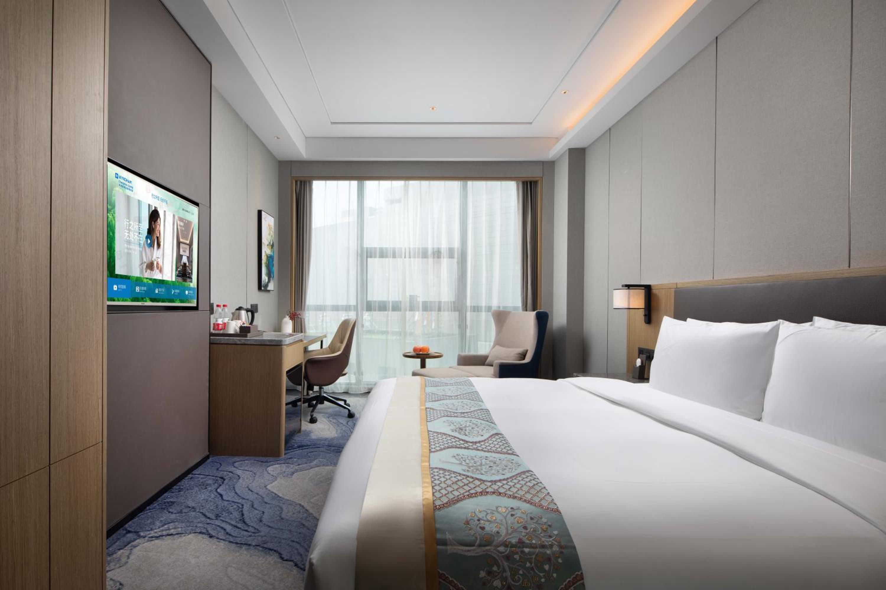 Comfortable 1 King Bed Room