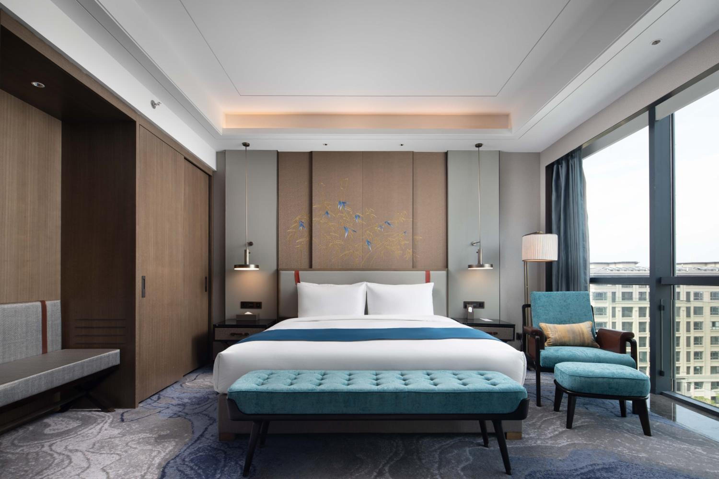Deluxe 1 King Bed Room photo 1