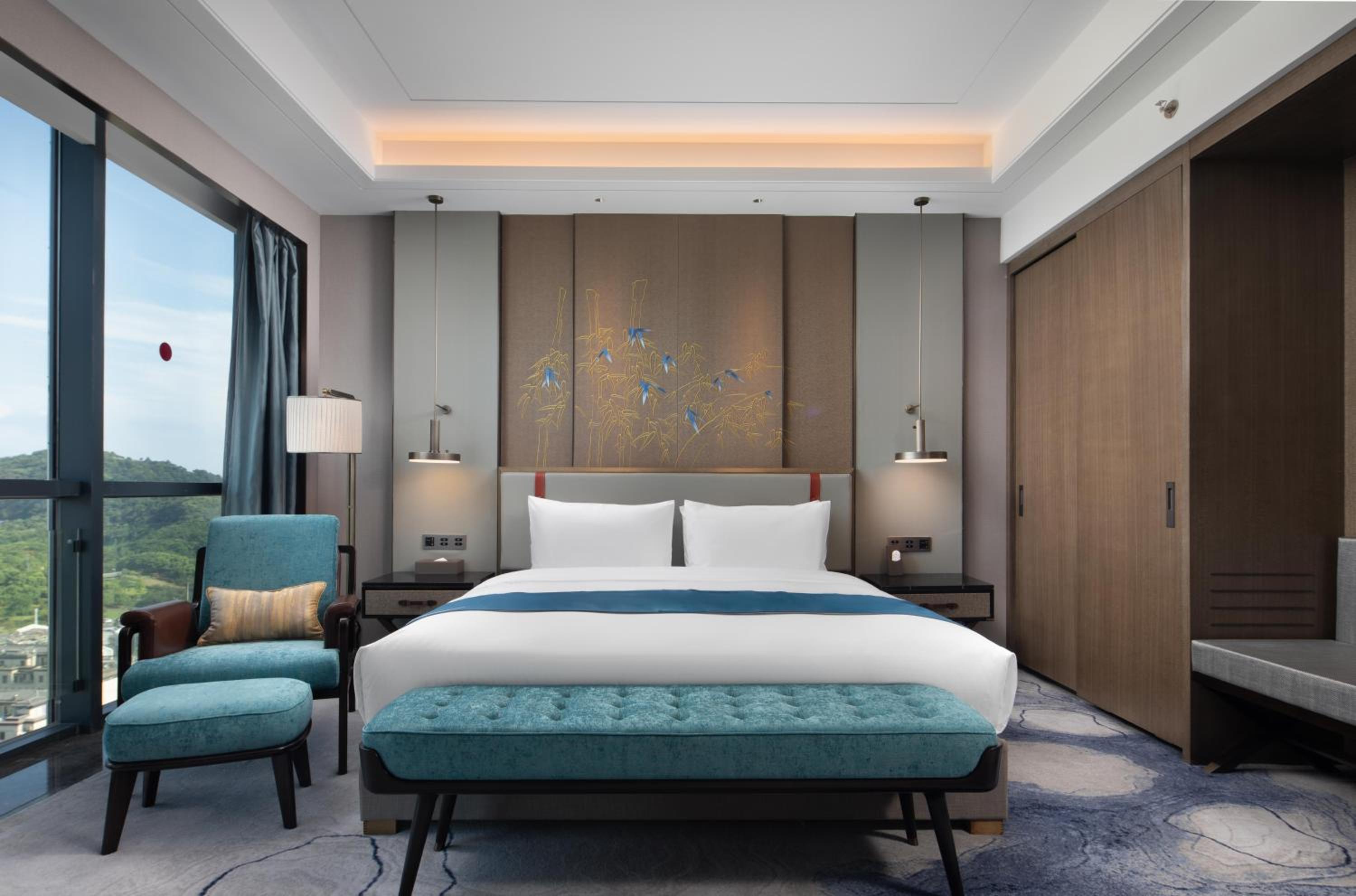 Deluxe City View 1 King Bed Room