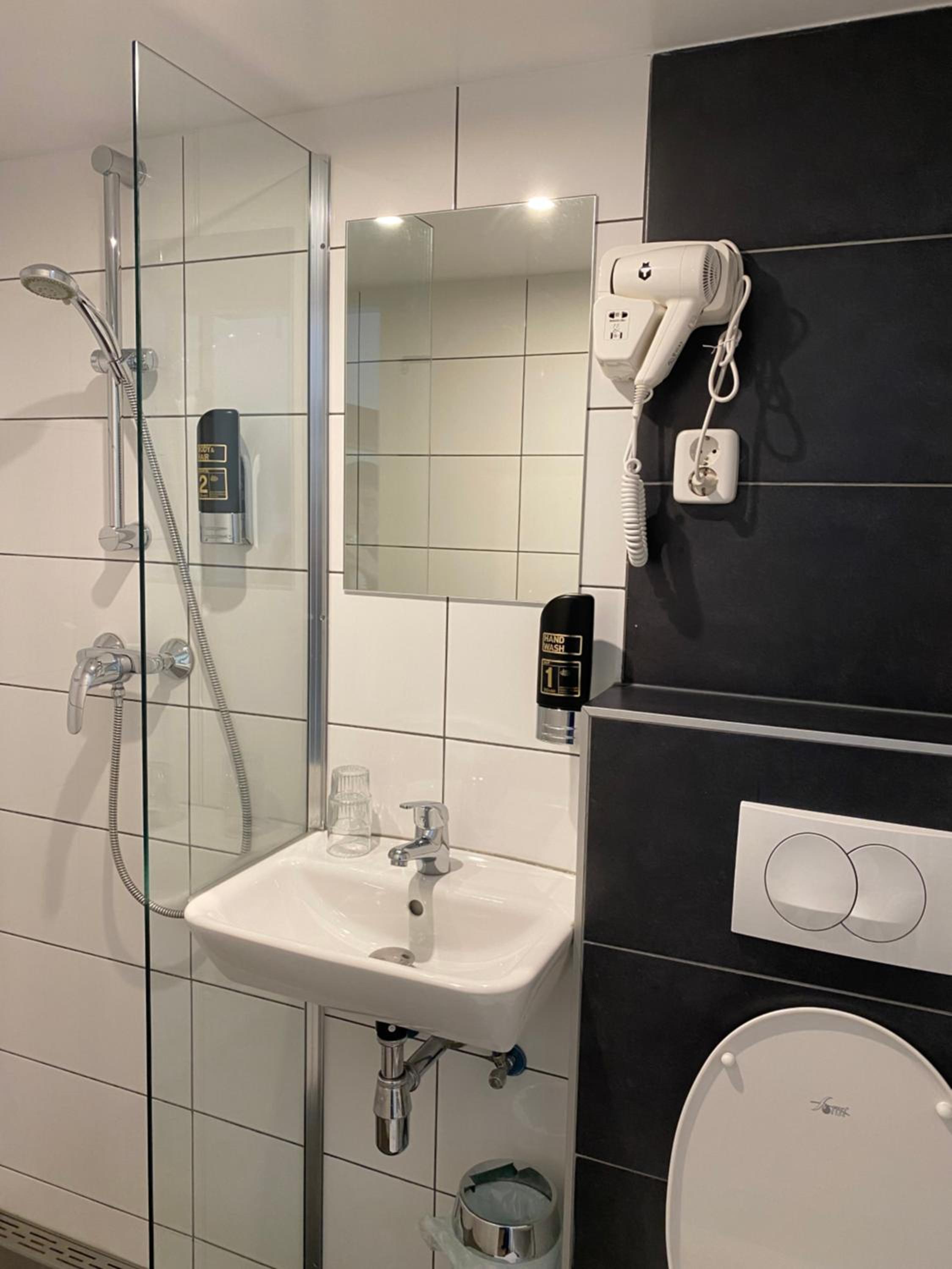 Double or Twin Room with Private Bathroom photo 2