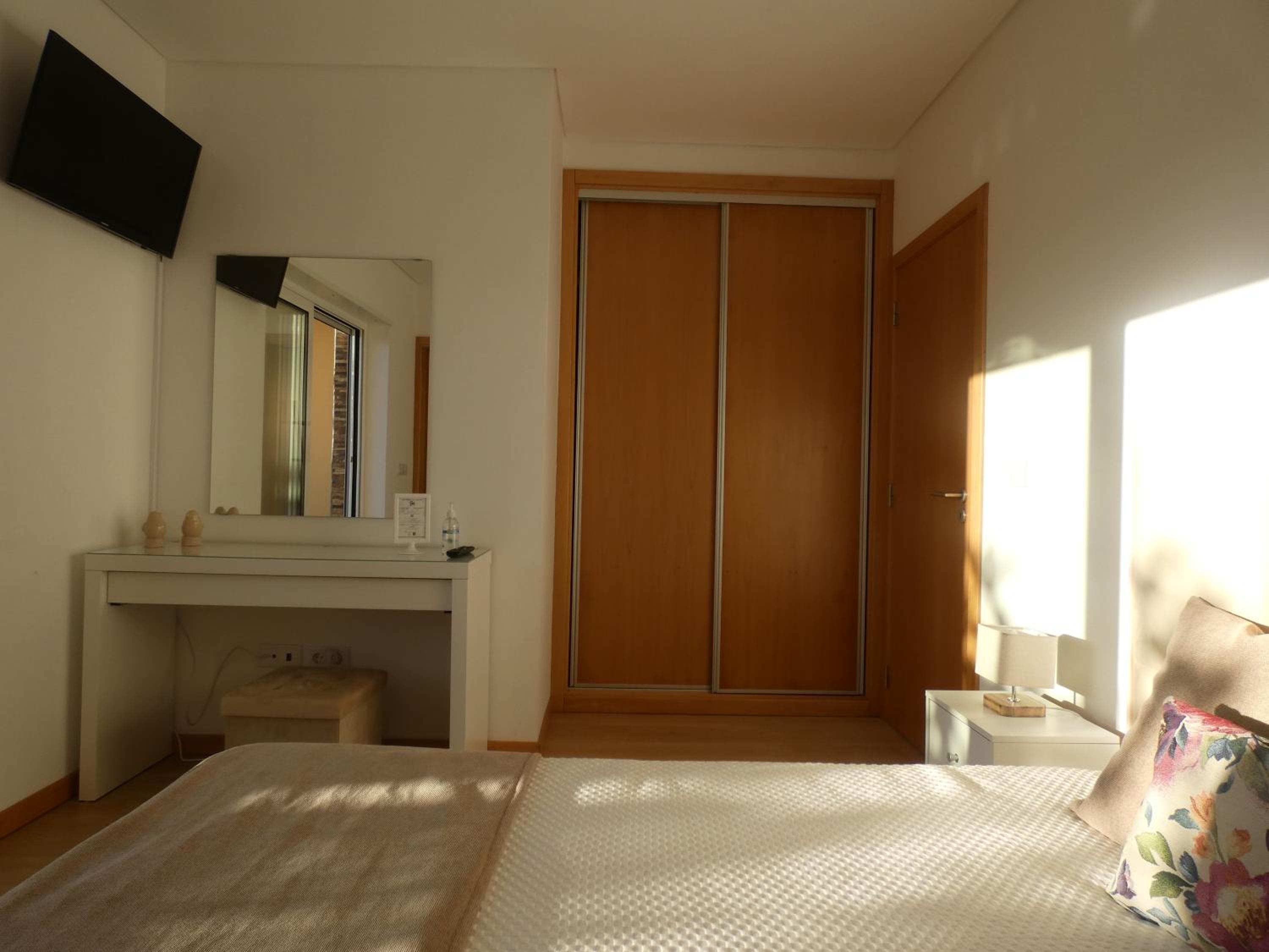 Deluxe Room - Photo 8