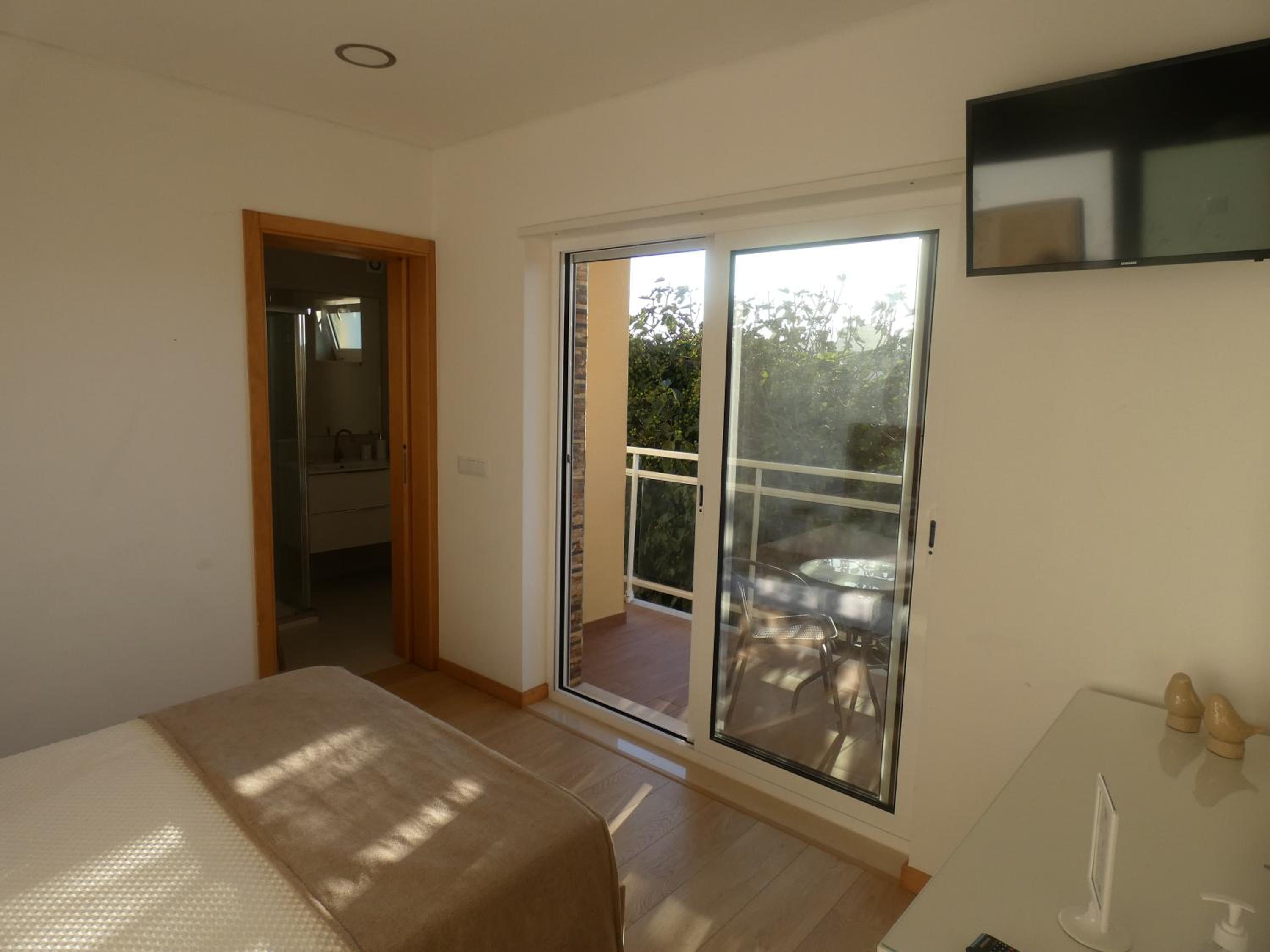 Deluxe Room - Photo 9