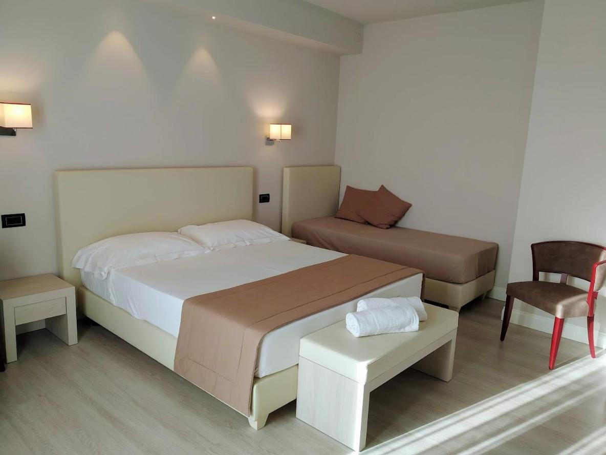 Deluxe Triple Room - Photo 9