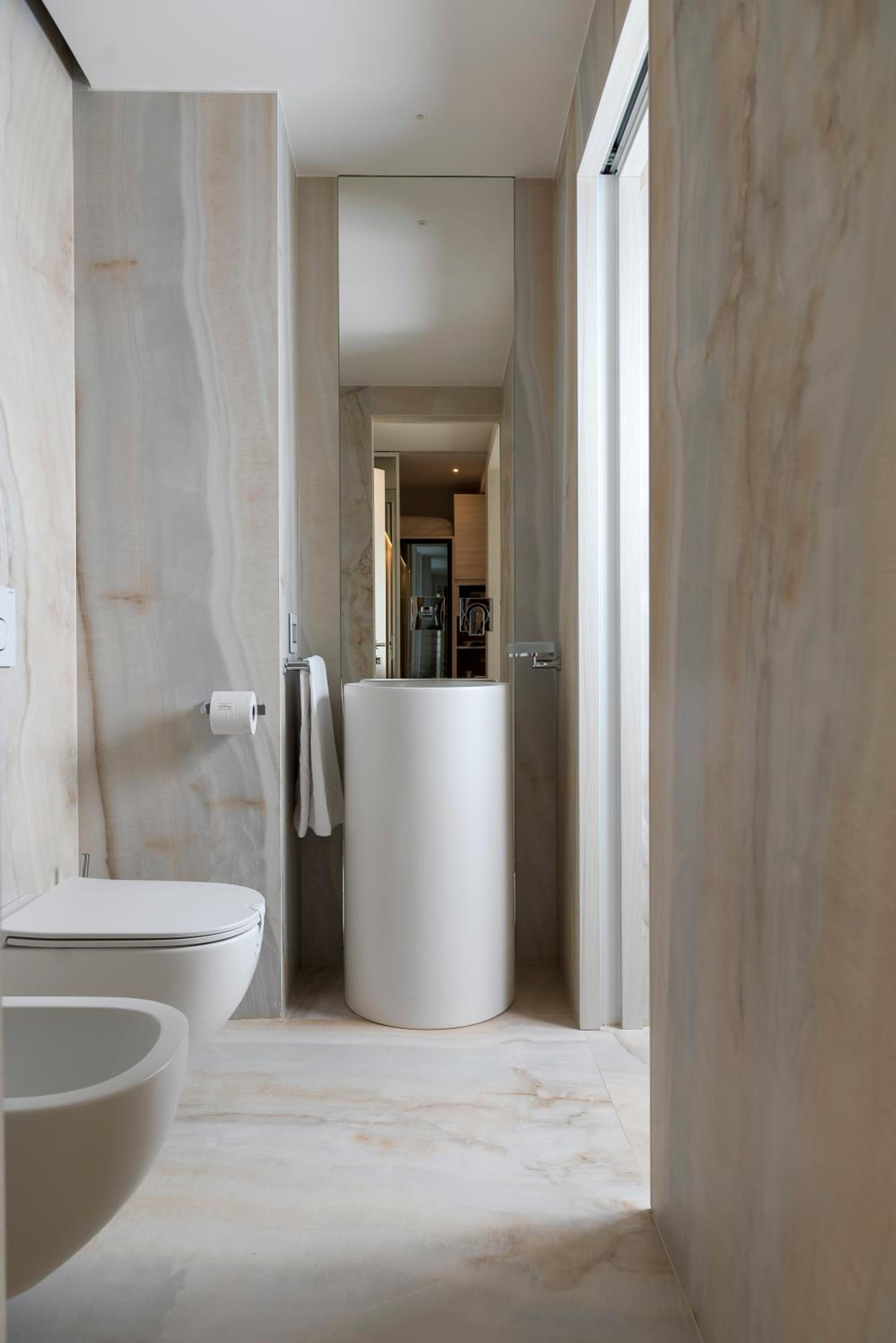 Deluxe Queen Suite - Photo 8