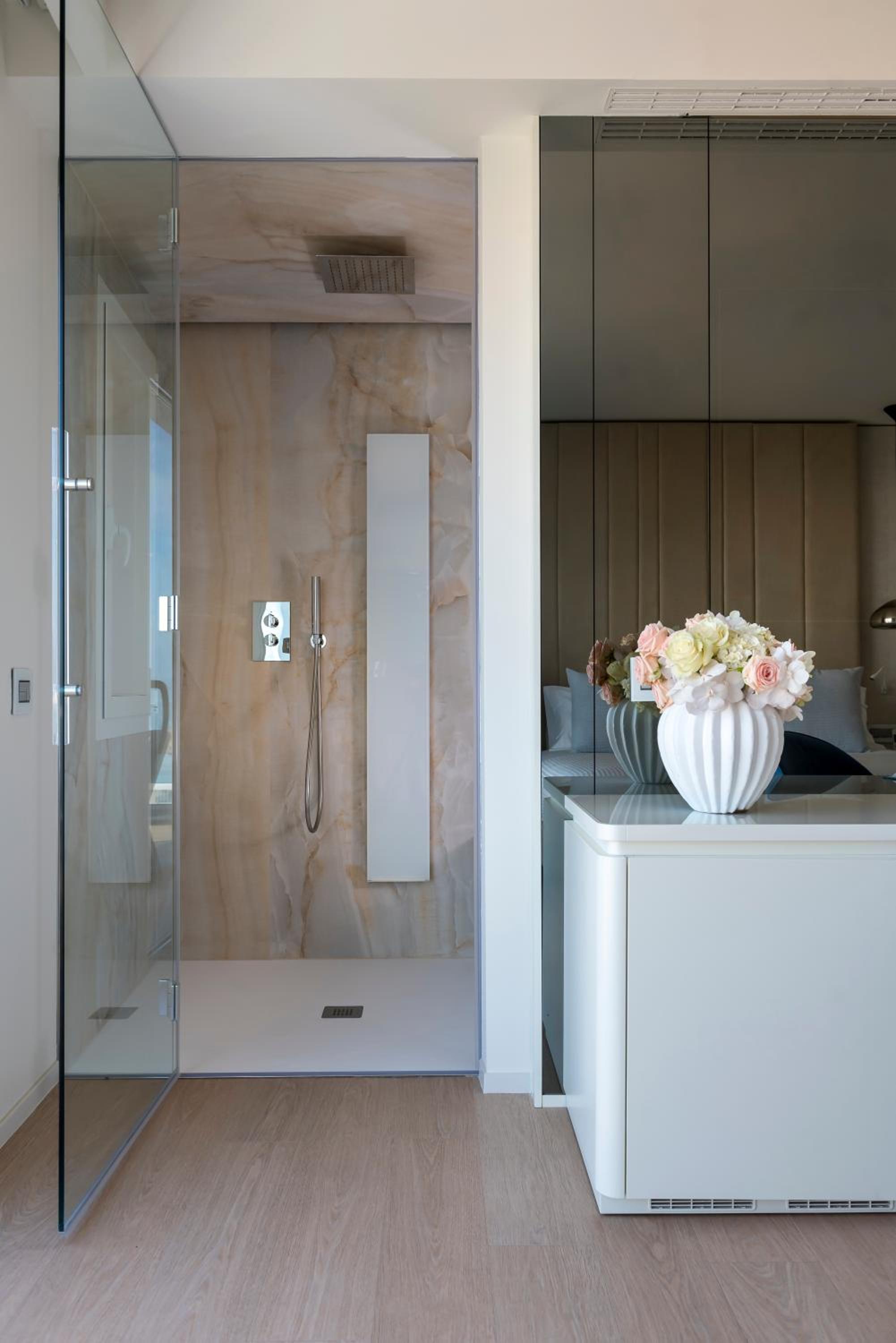 Deluxe Suite with Spa Bath - Photo 10