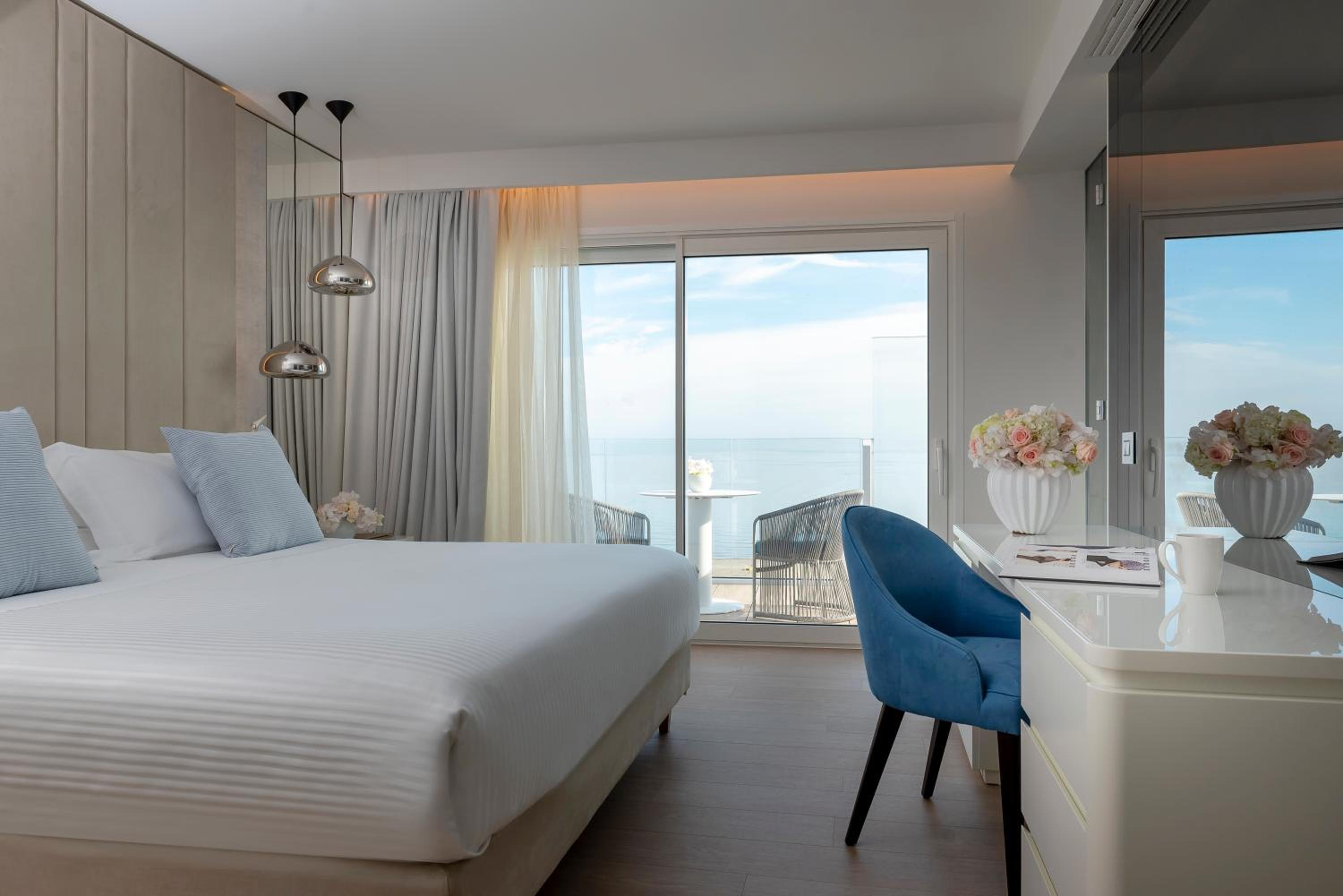 Deluxe Suite with Spa Bath - Photo 11
