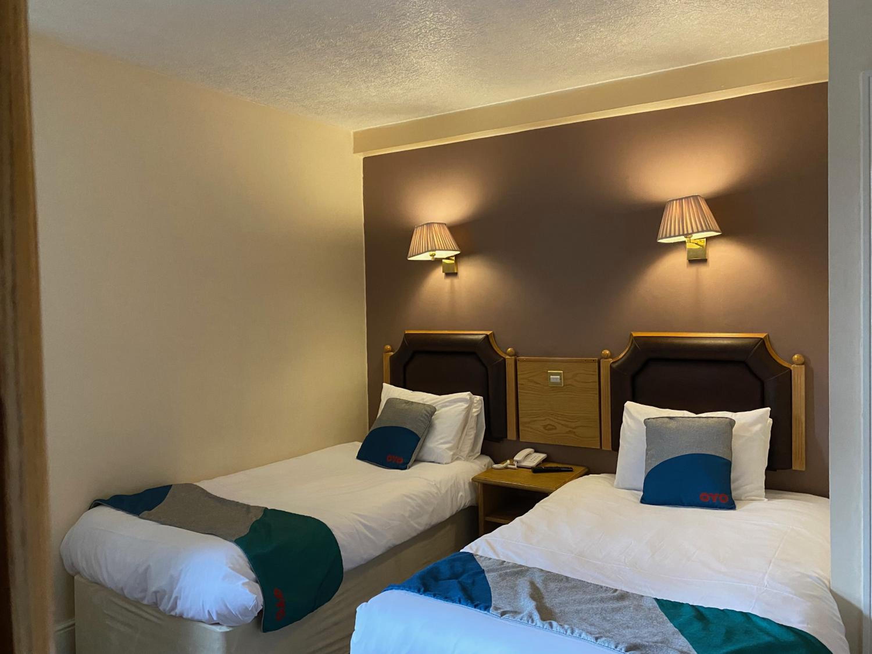 Standard Twin Room - Photo 6