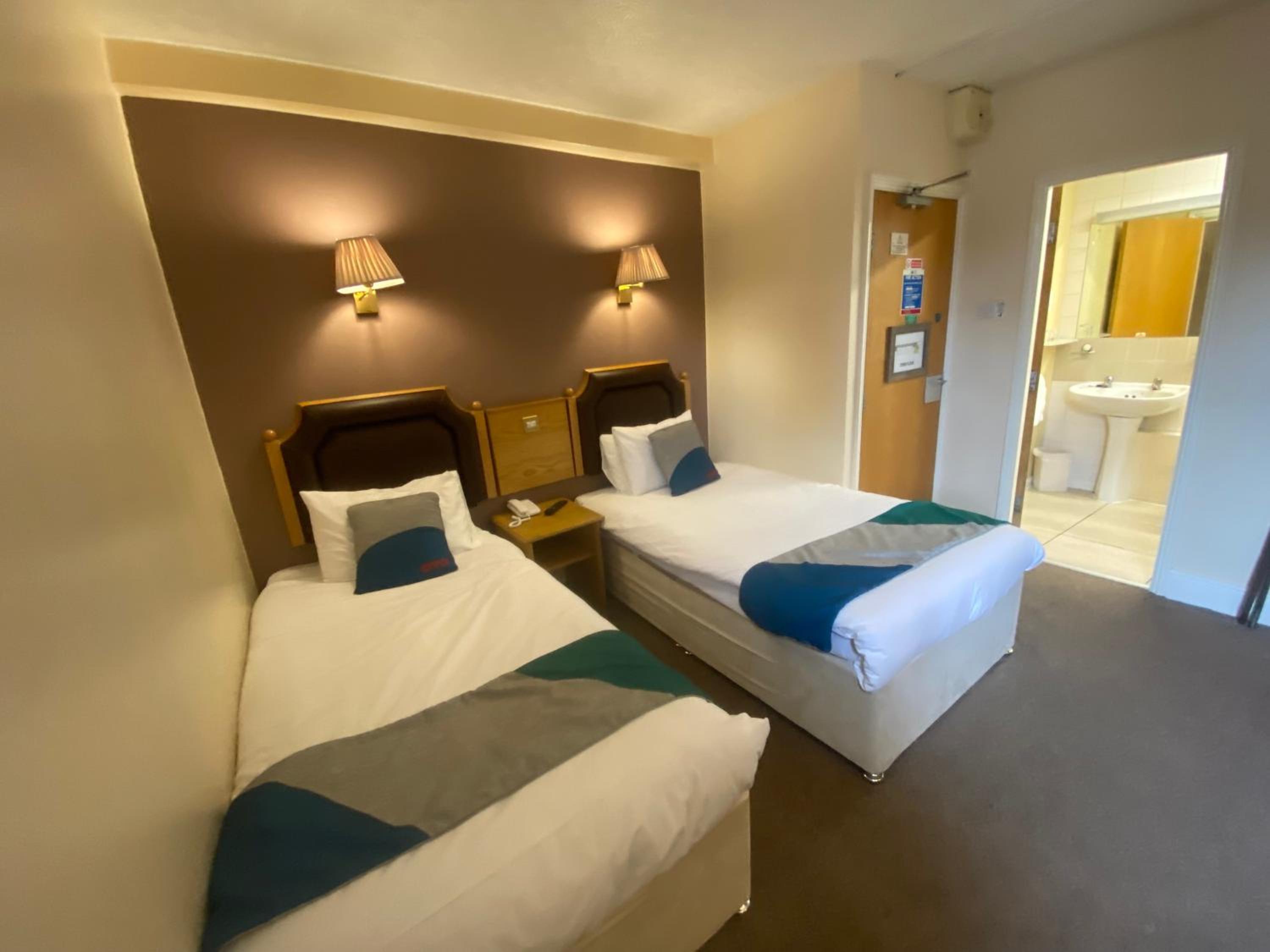 Standard Twin Room - Photo 7