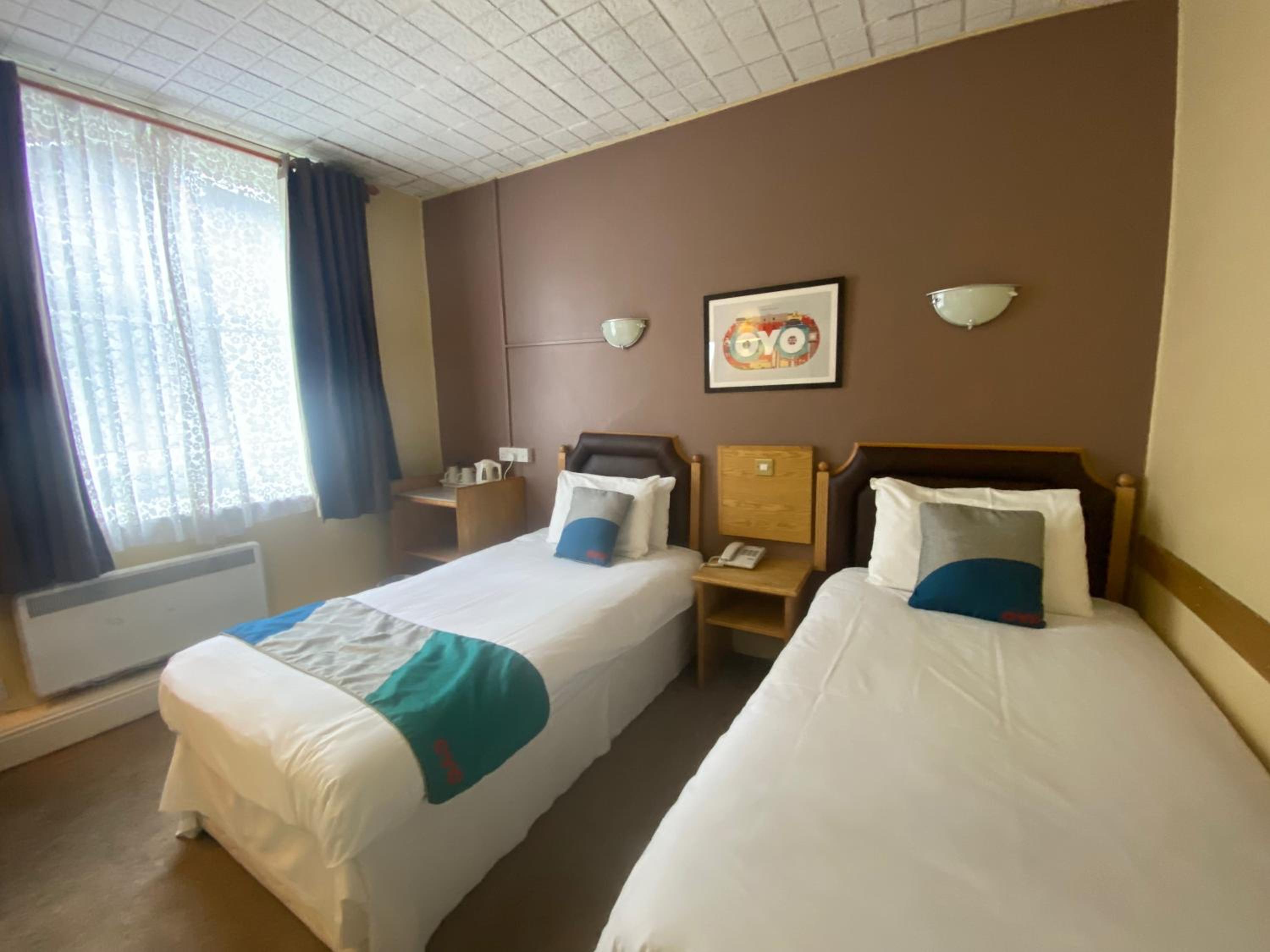 Standard Twin Room - Photo 8