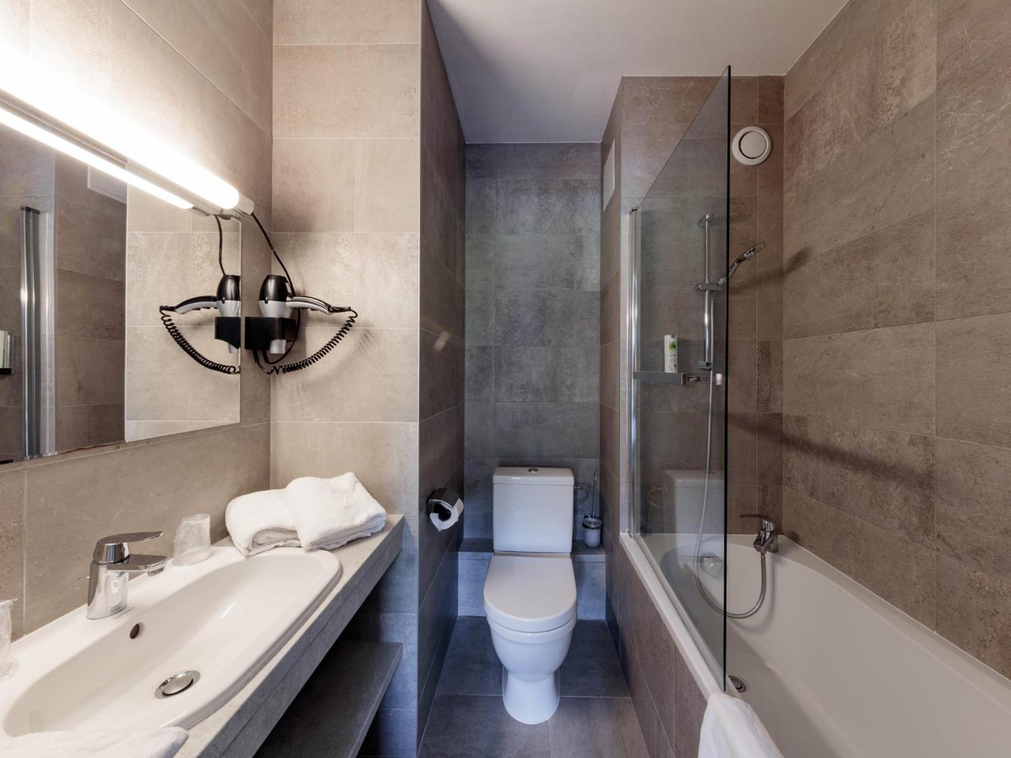 Standard Double Room - Photo 11