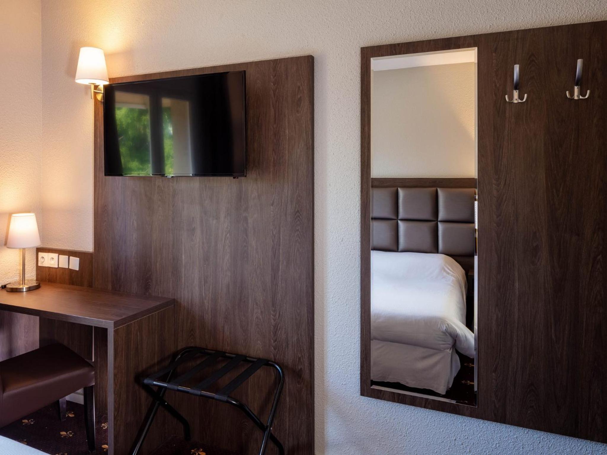 Standard Double Room - Photo 9