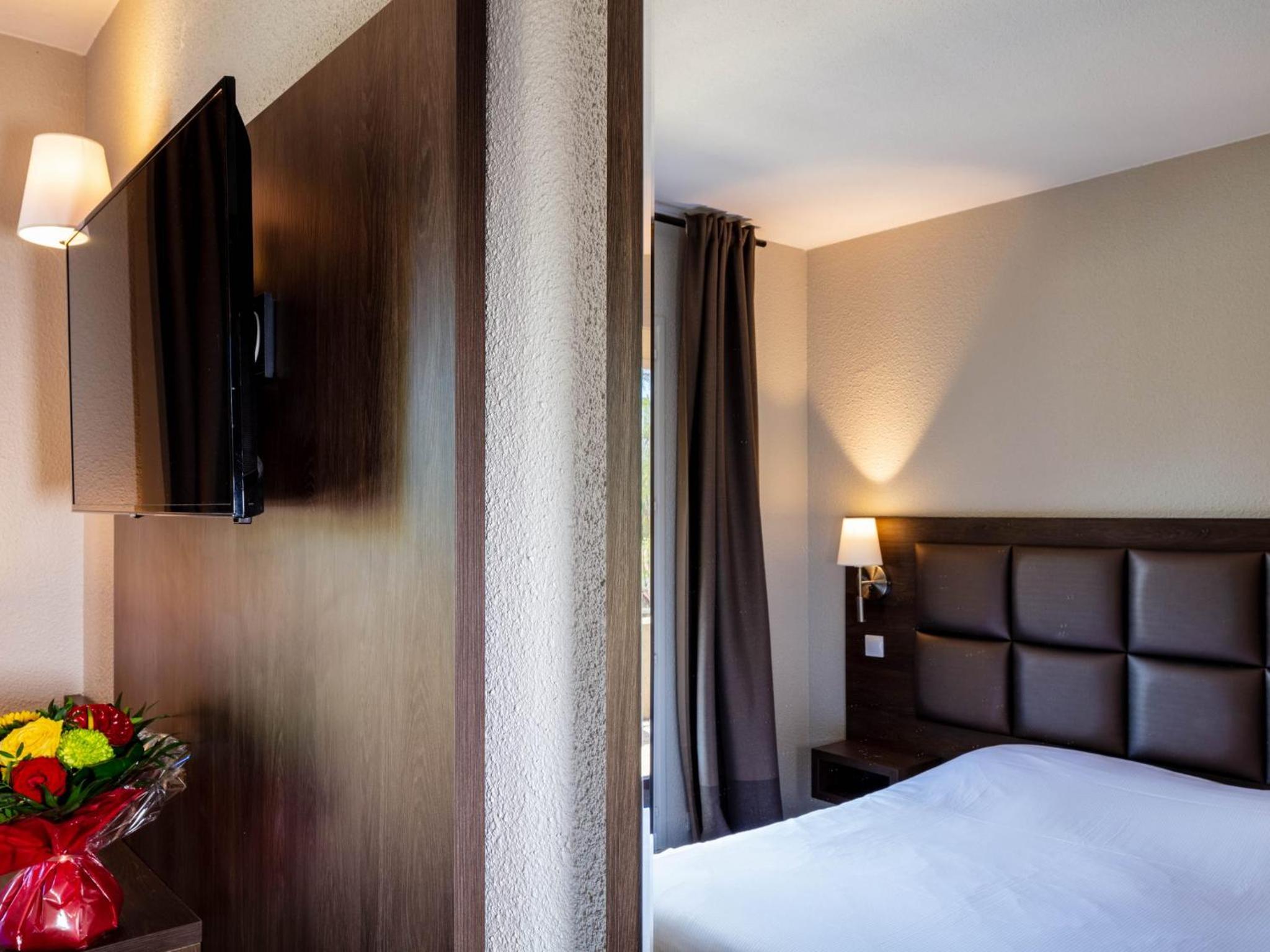 Standard Double Room - Photo 8