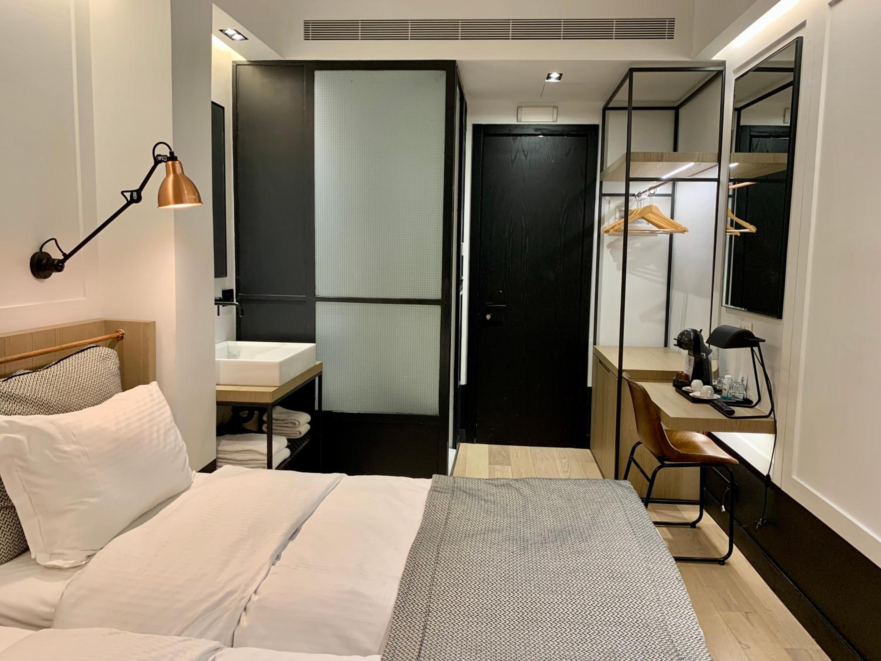 Cozy Twin Room with Street View - Photo 2