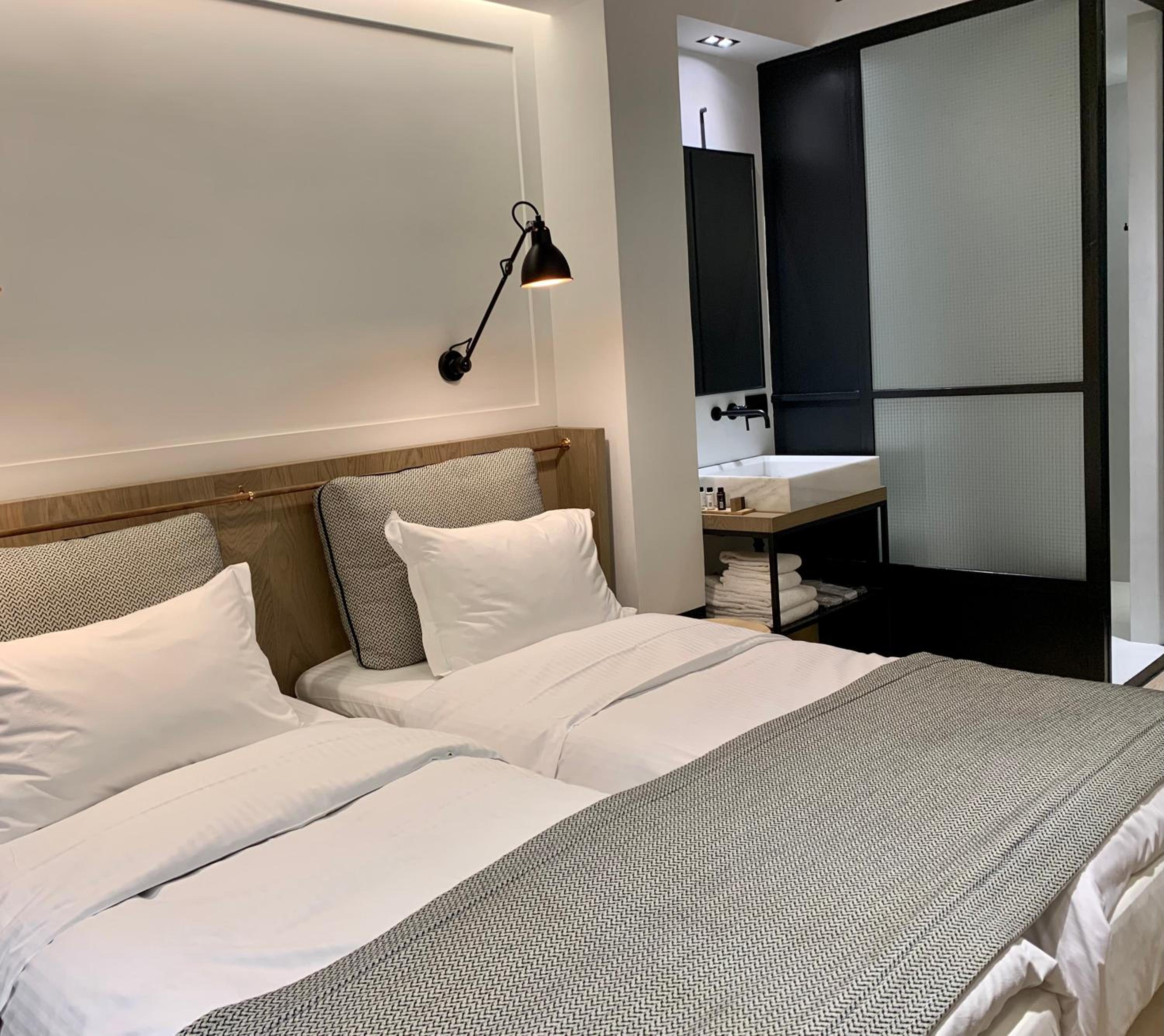 Cozy Twin Room with Street View - Photo 3