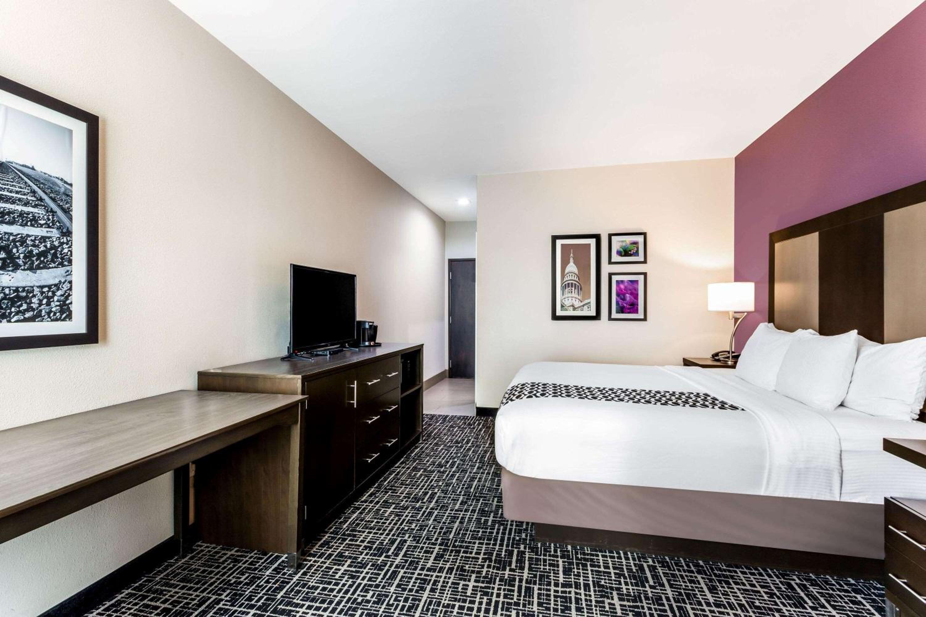 King Room with Roll-In Shower - Mobility/Hearing Accessible - Non-Smoking