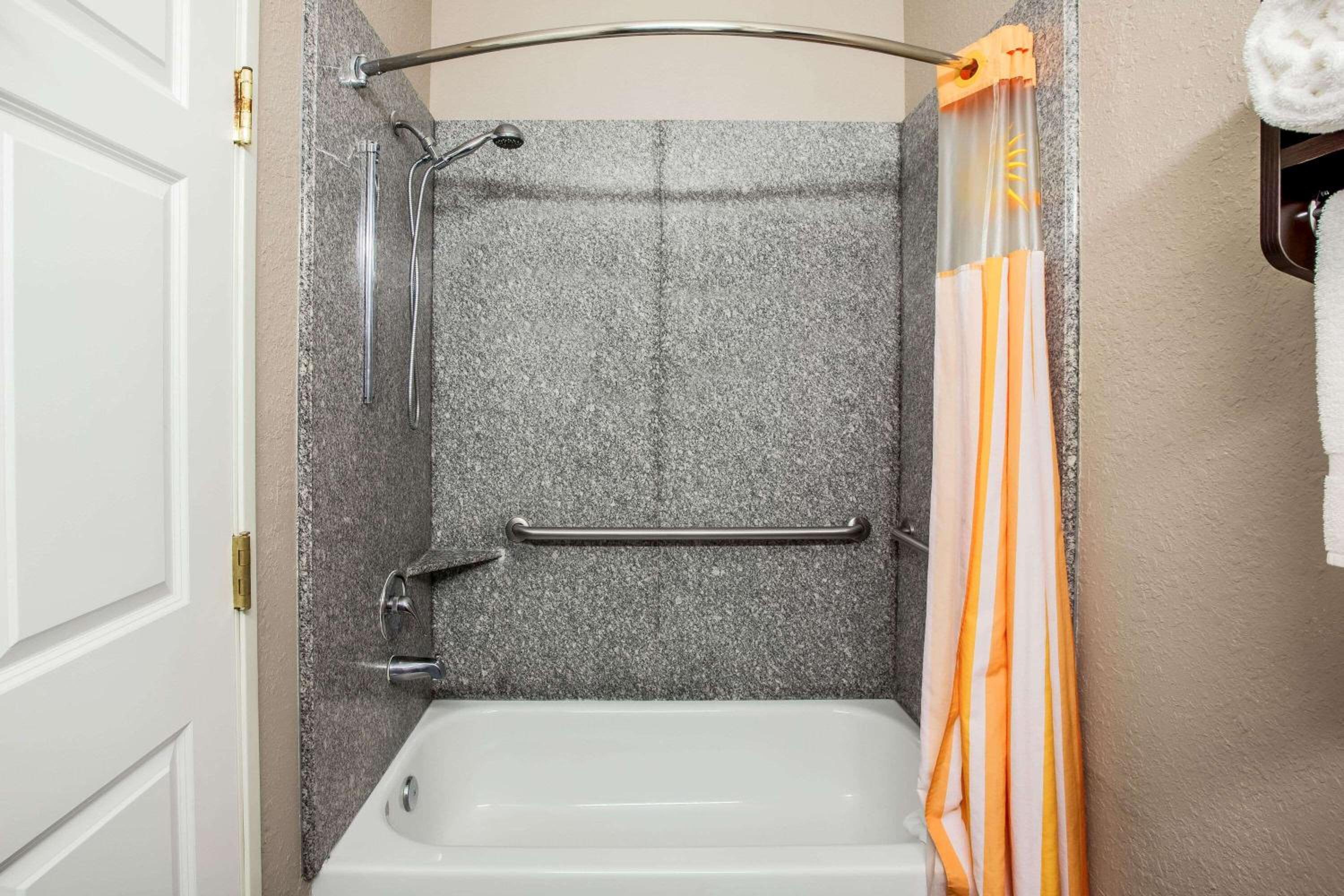 1 King Bed, Executive Mobility Access Suite, Bathtub W/ Grab Bars, Non-Smoking photo 3