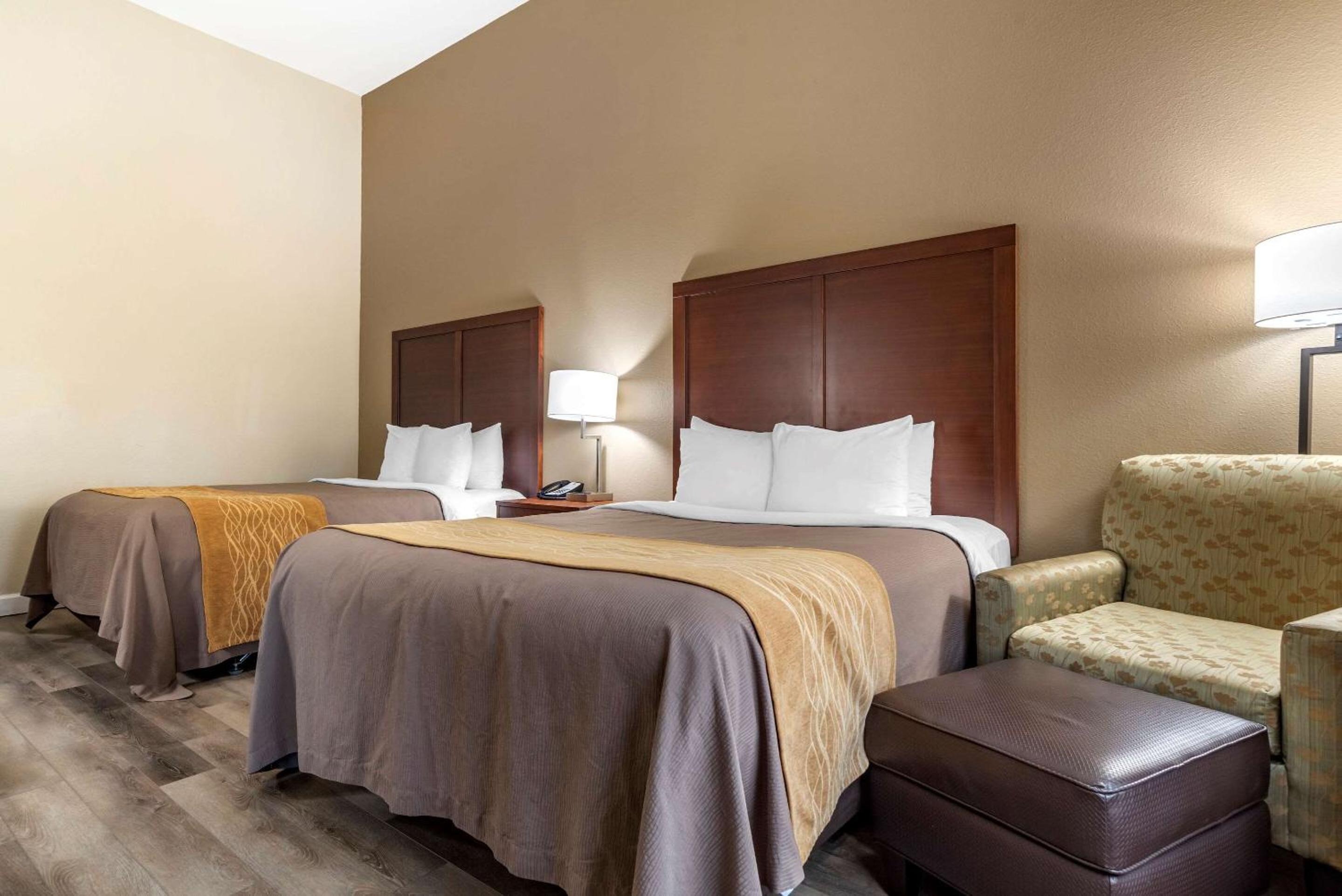 Queen Room with Two Queen Beds - Non-Smoking - Photo 4