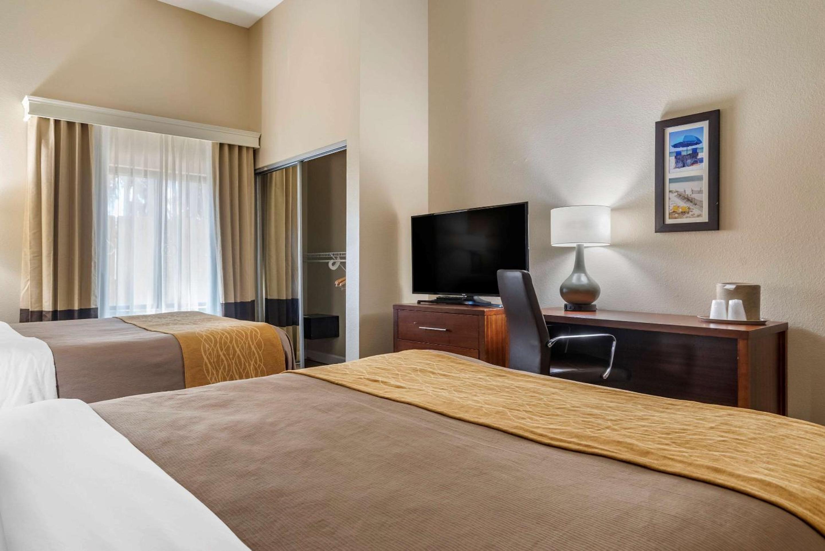 Queen Room with Two Queen Beds - Accessible/Non-Smoking  - Photo 4