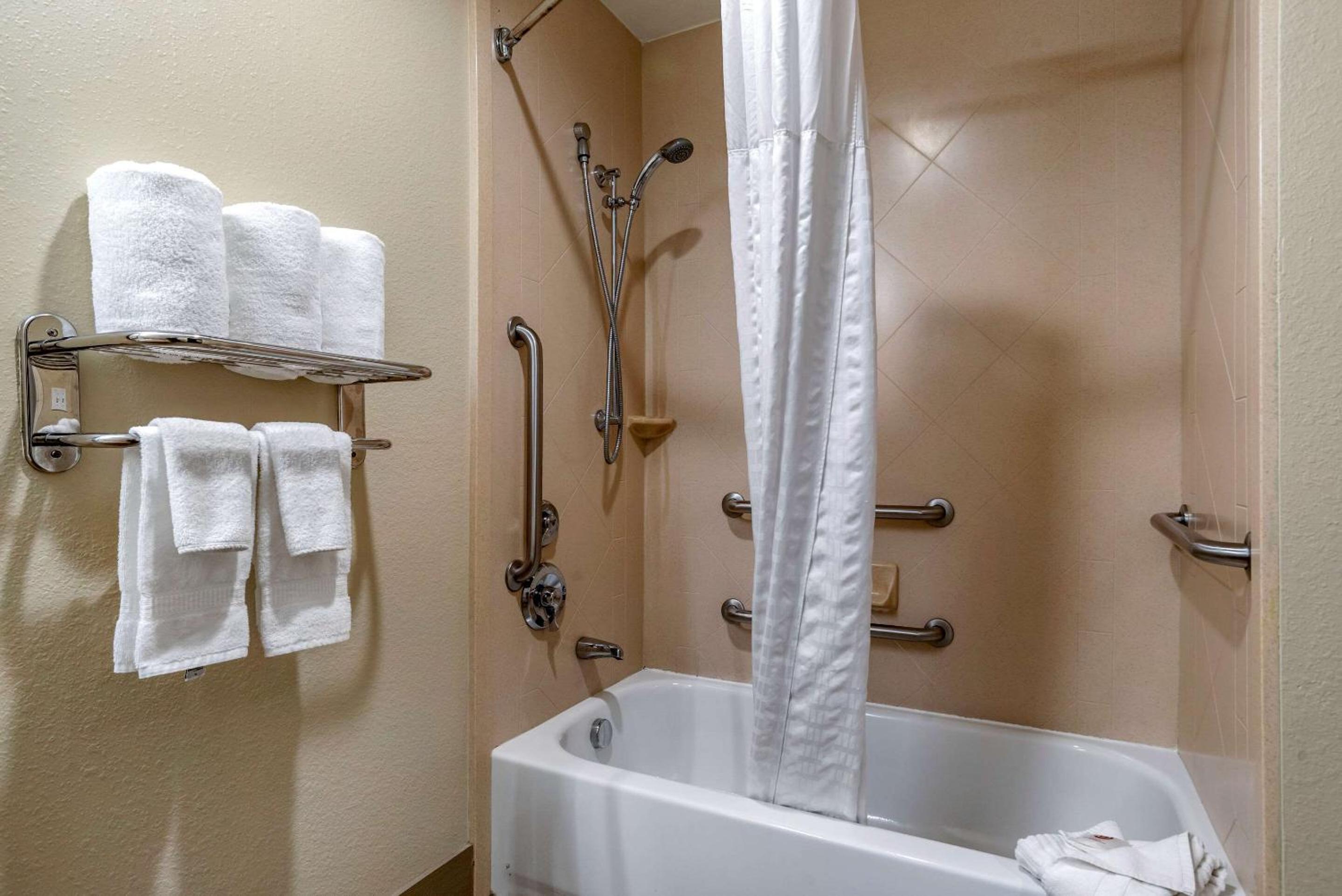 King Room with Hearing Accessible - Mobility Accessible/Non-Smoking - Photo 3