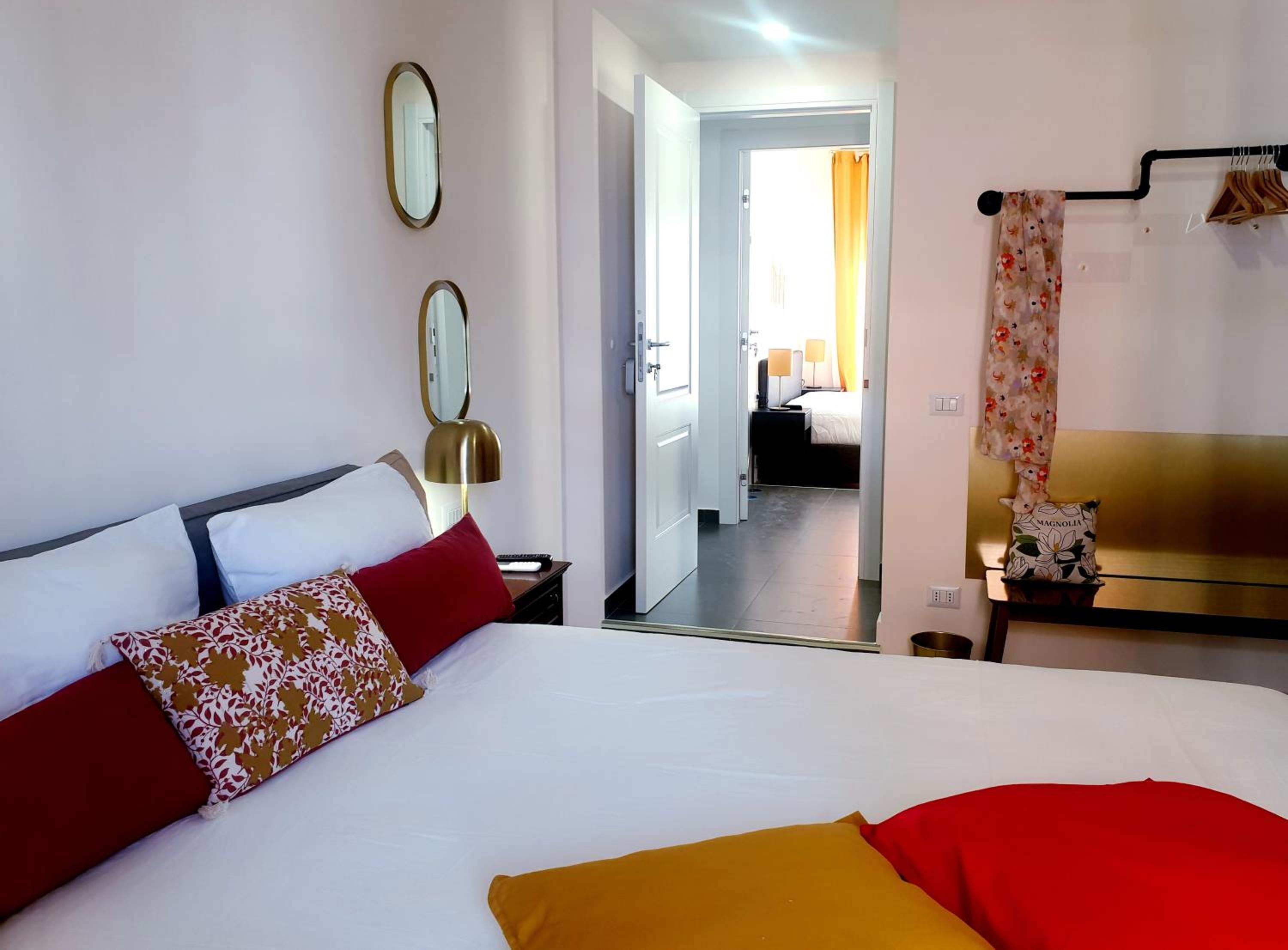 Deluxe Double Room with Balcony - Photo 11