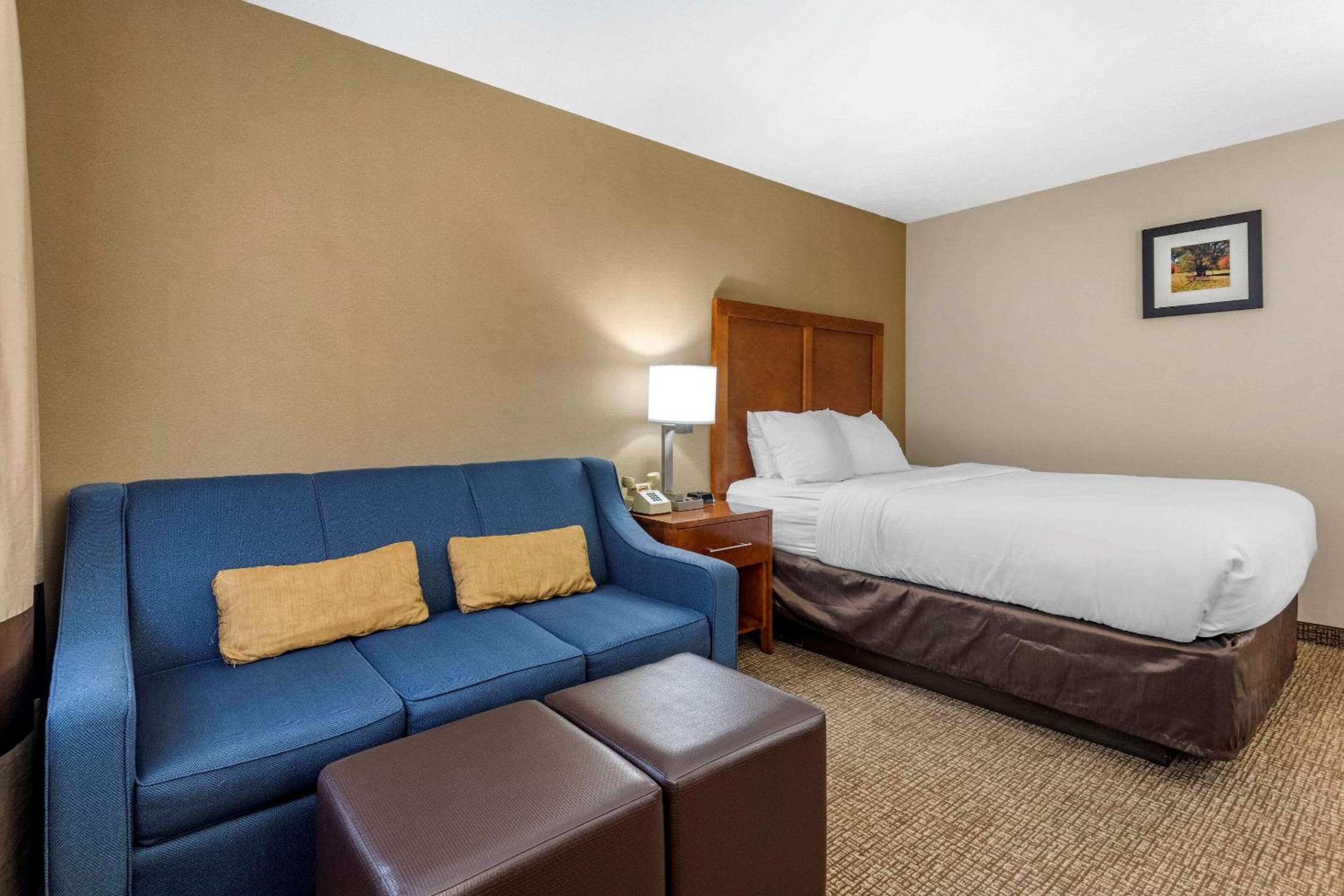 Queen Room with Sofa Bed - Non-Smoking