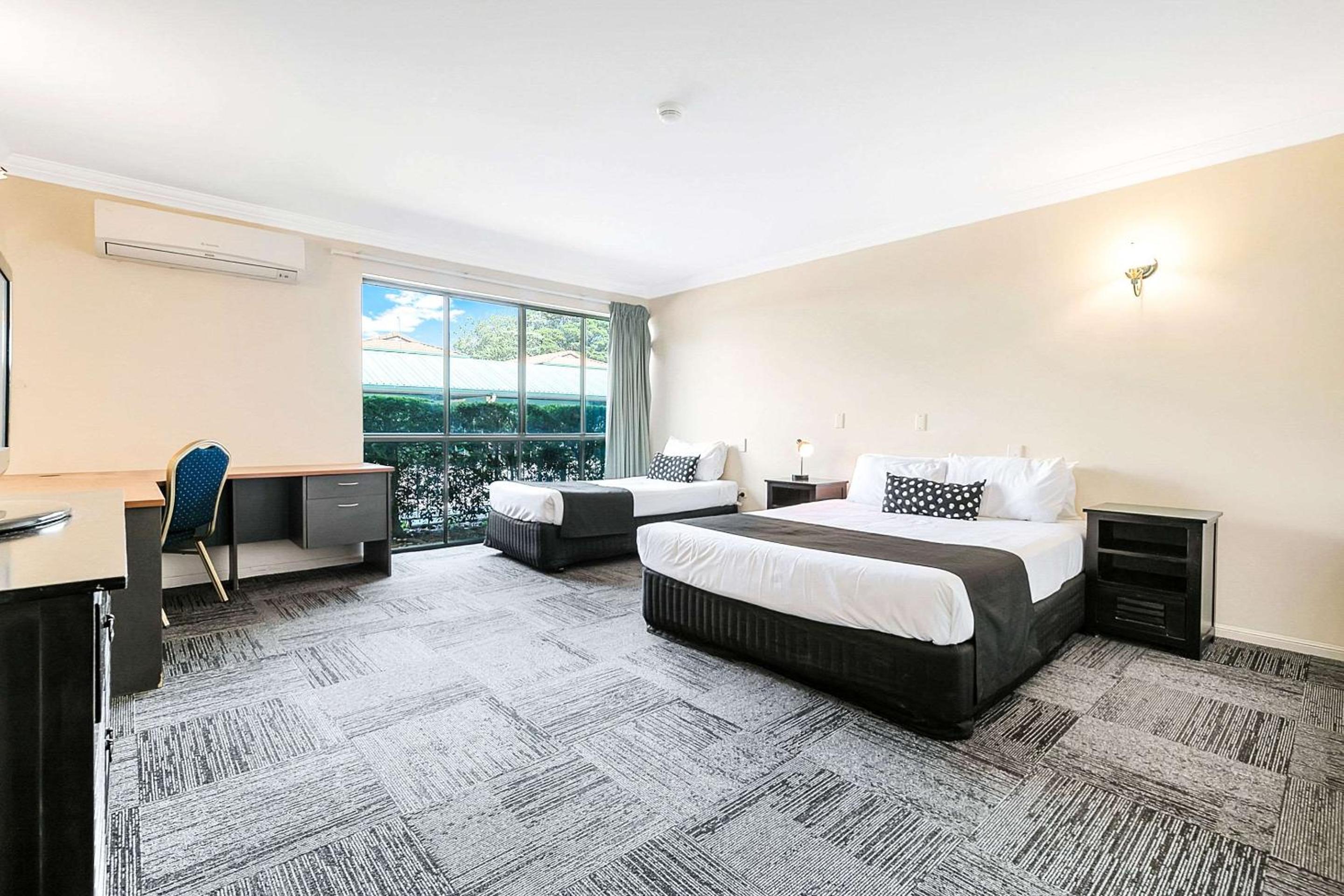 Queen Room with One Single Bed - Non-Smoking