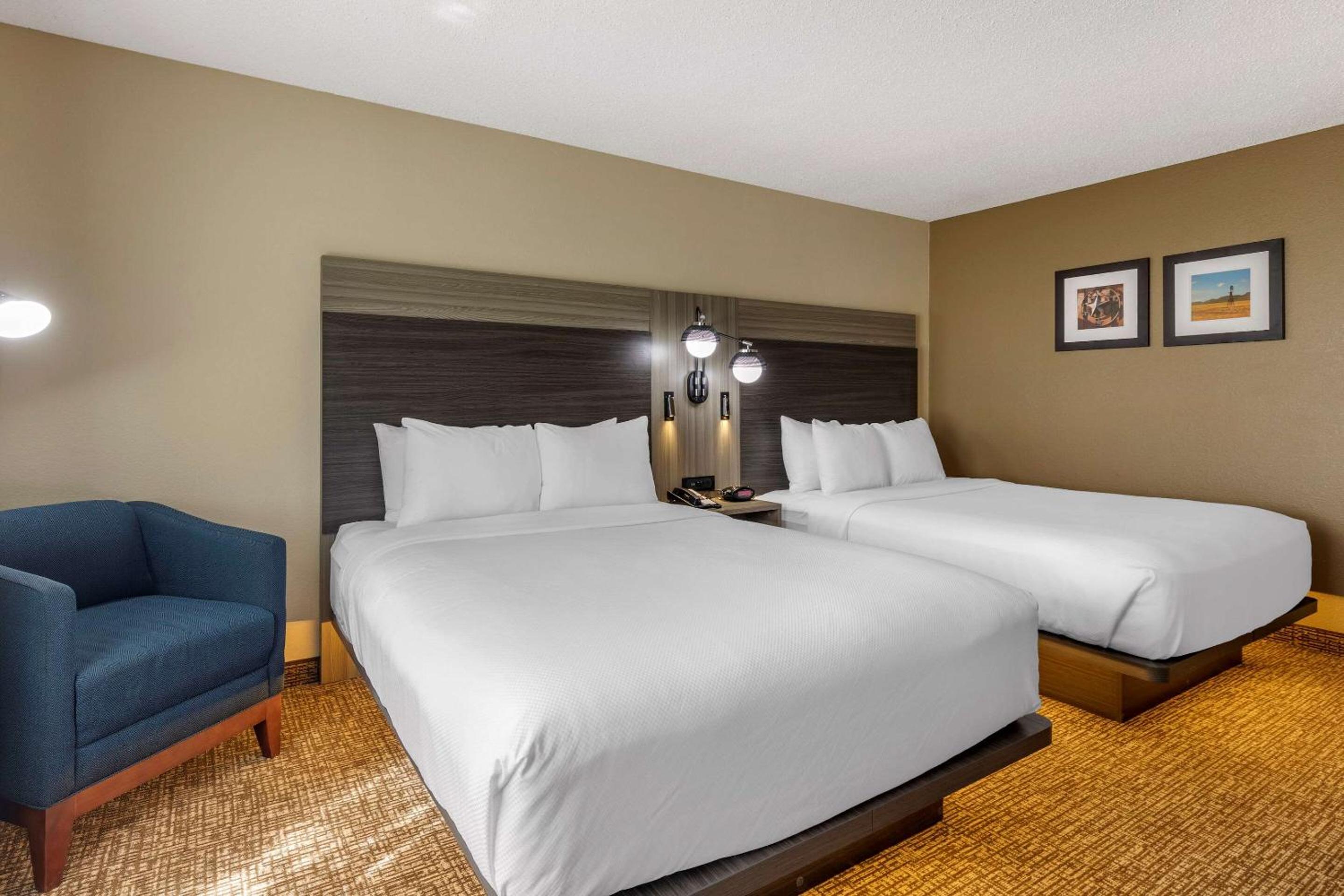 Queen Room with Two Queen Beds - Non-Smoking - Photo 3