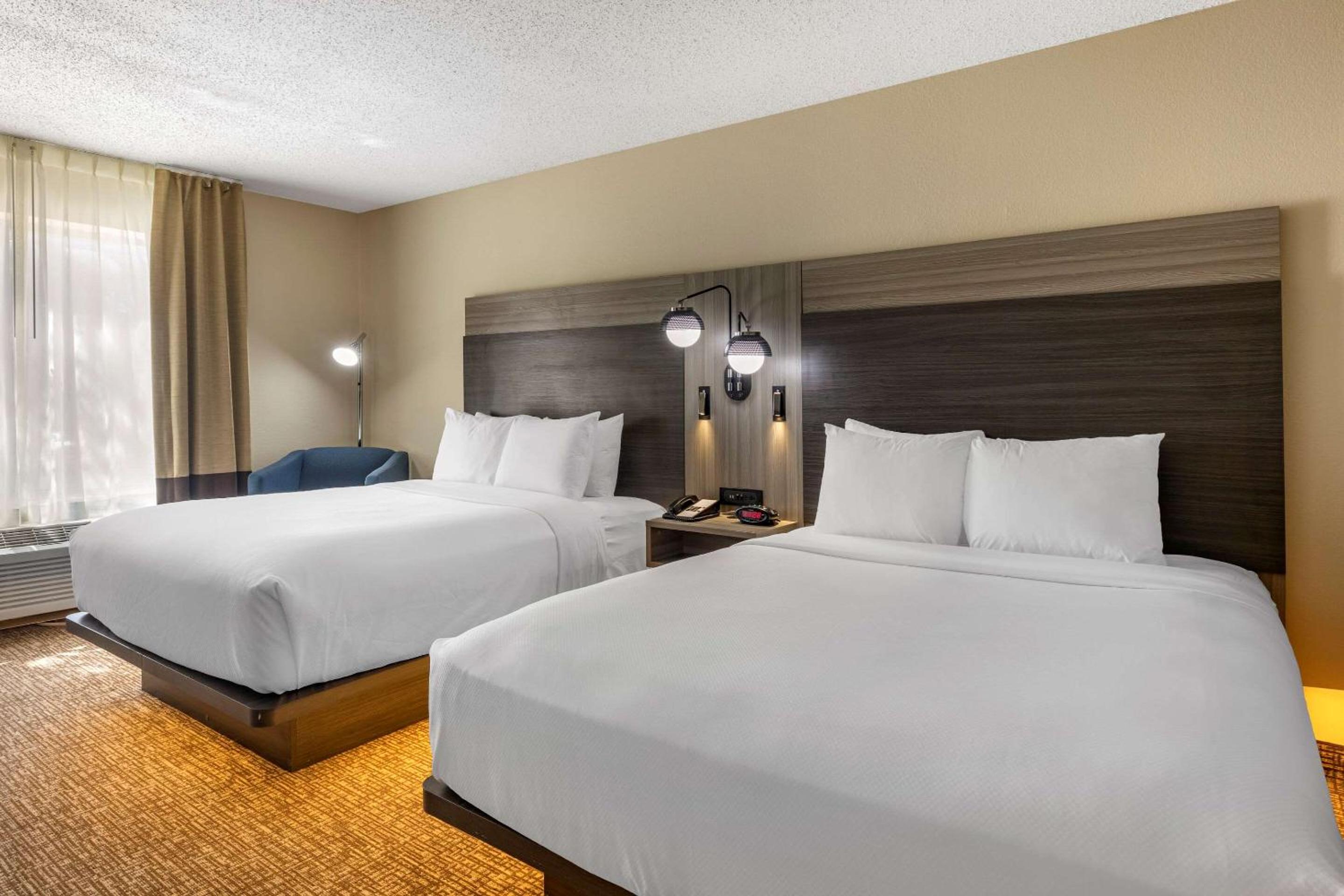 Queen Room with Two Queen Beds - Non-Smoking - Photo 2