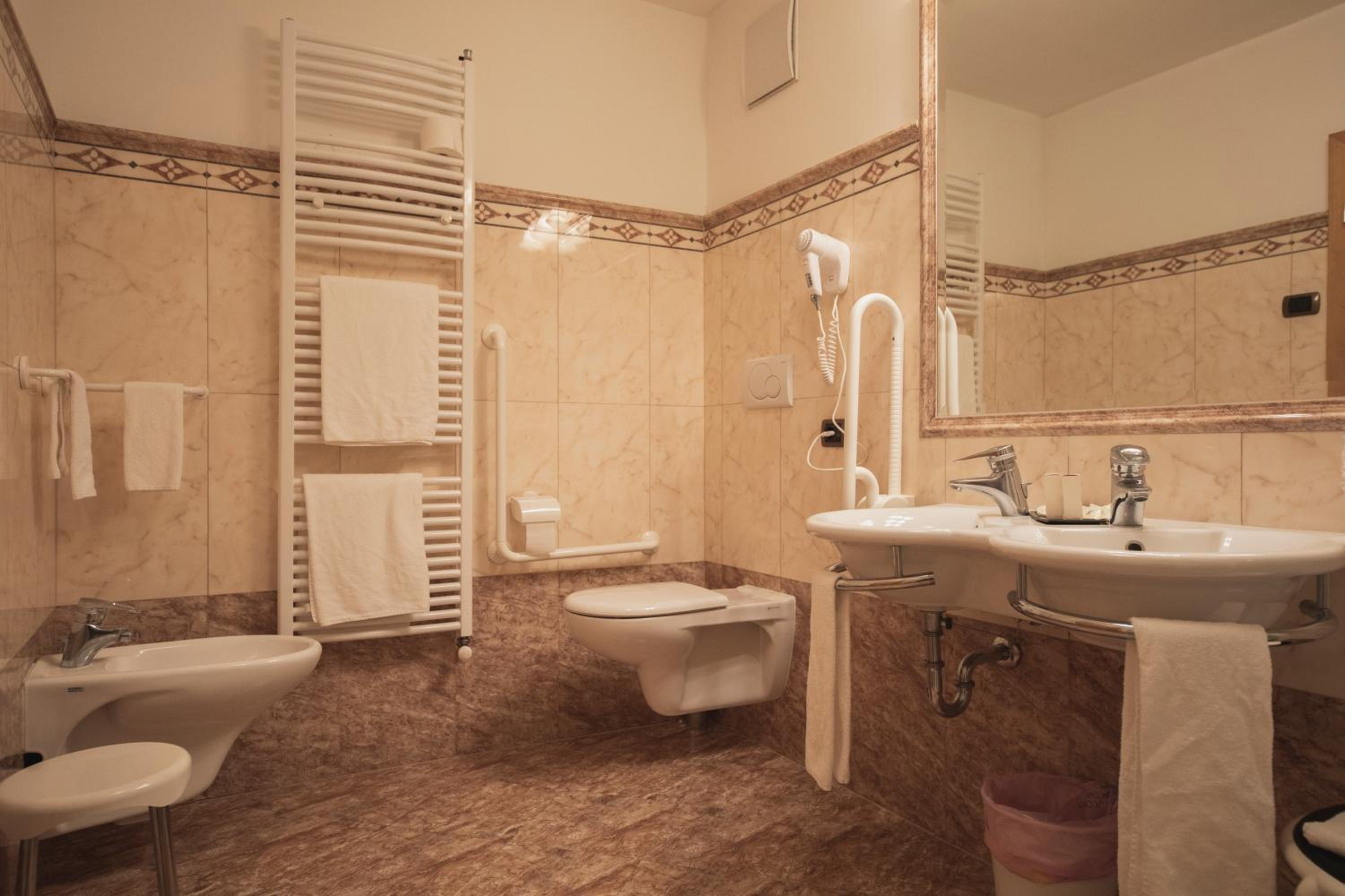Double or Twin Room with Balcony - Photo 5