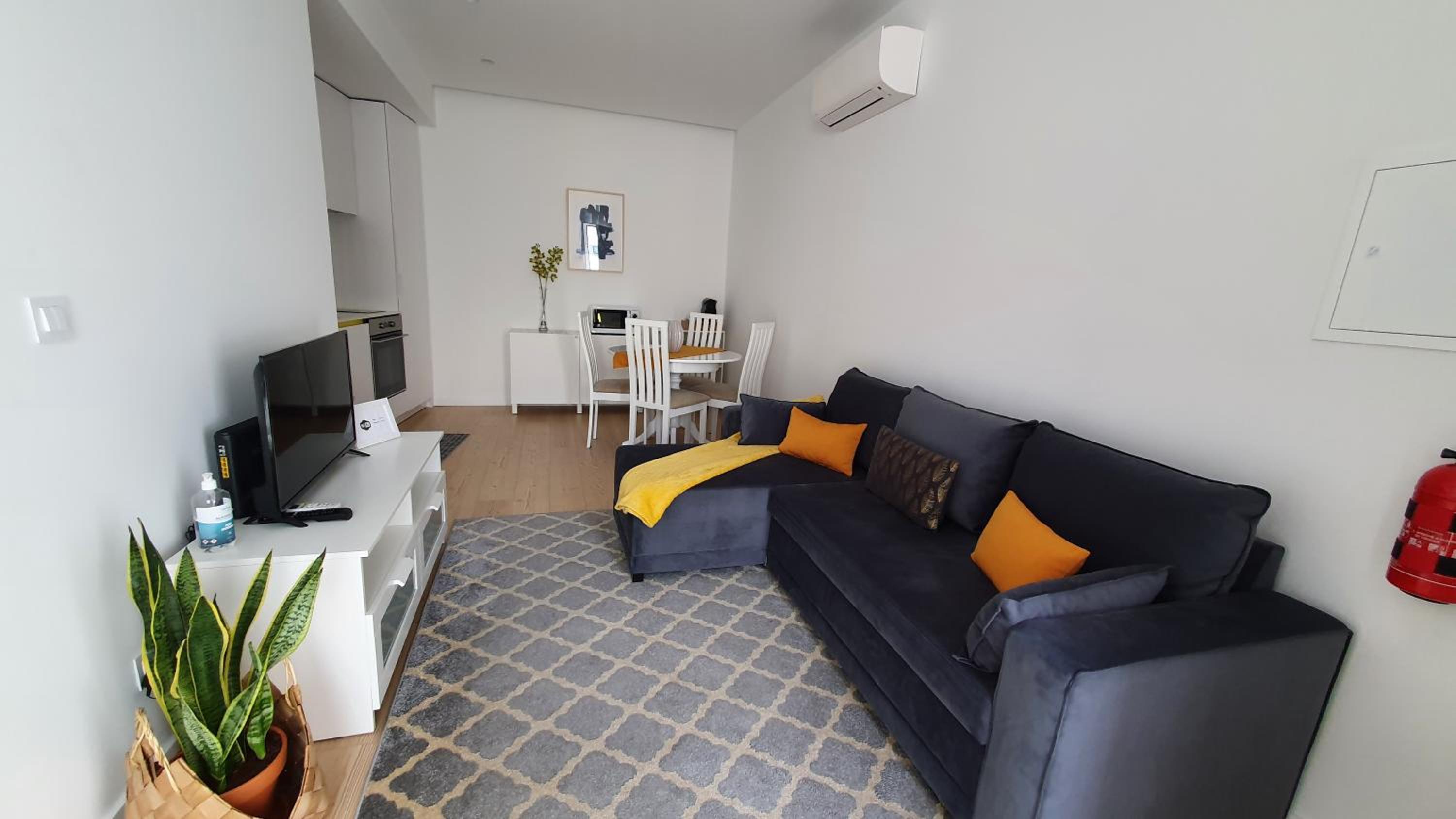 One-Bedroom Apartment - Photo 11