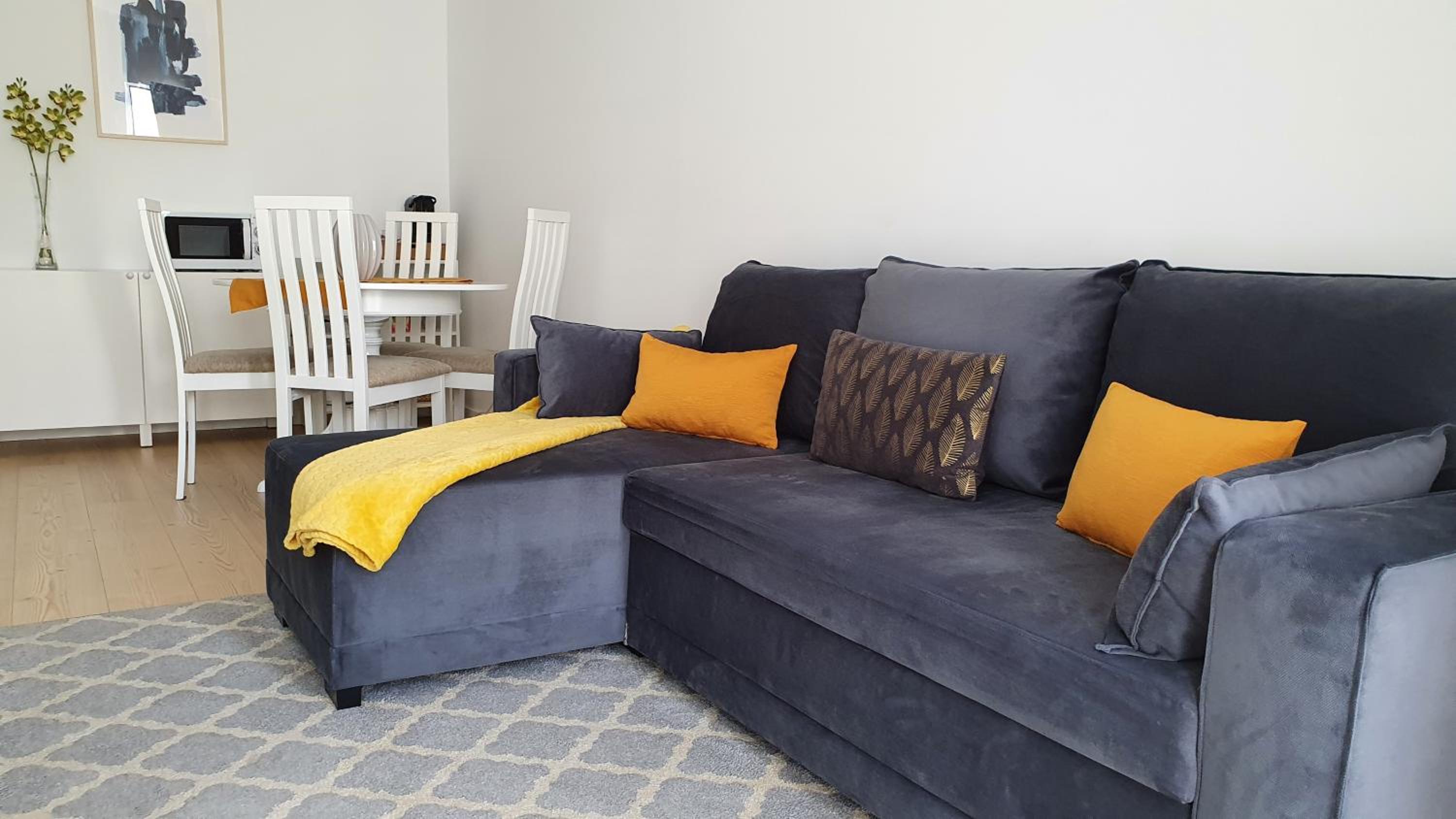 One-Bedroom Apartment - Photo 2