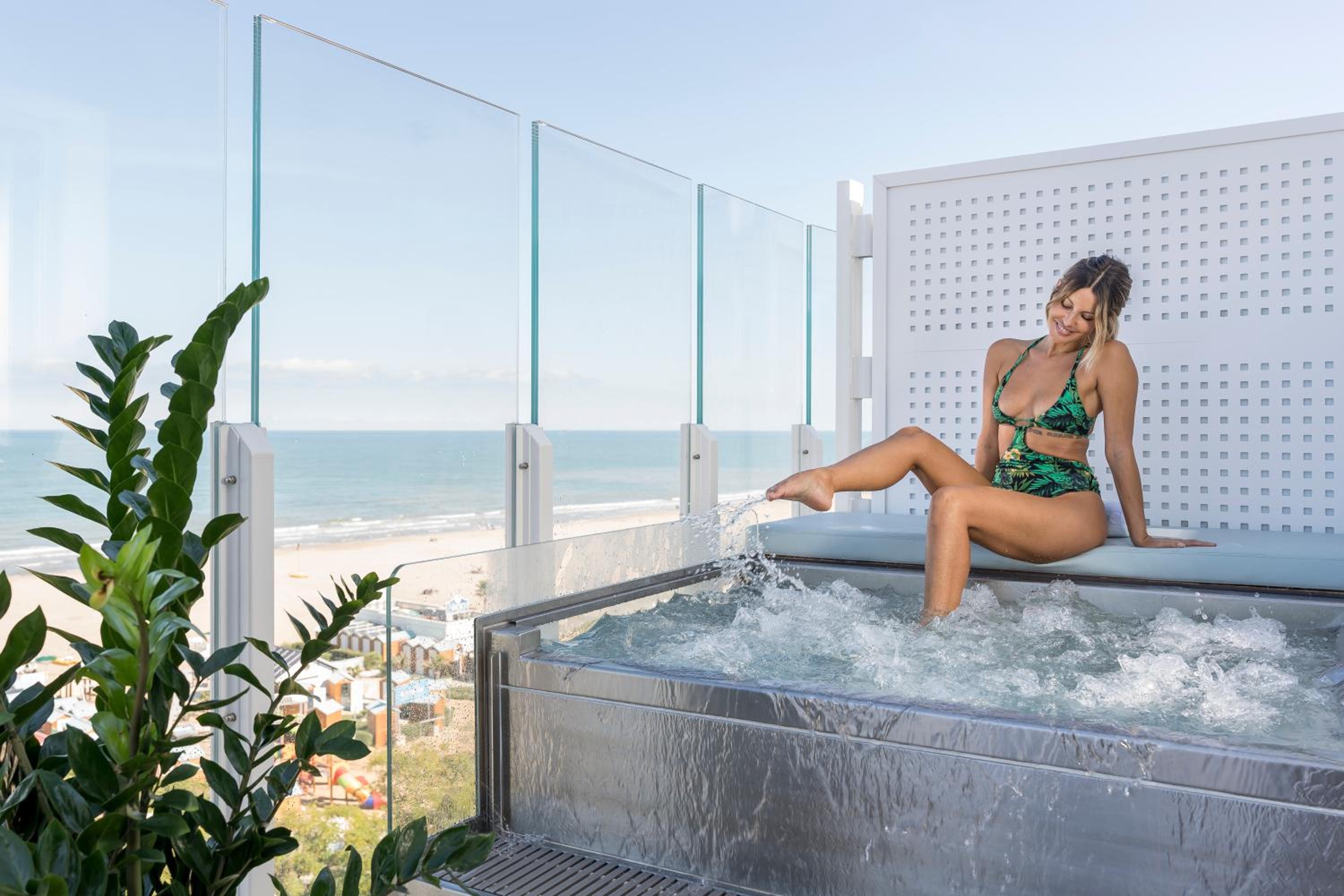 Deluxe Suite with Spa Bath - Photo 7